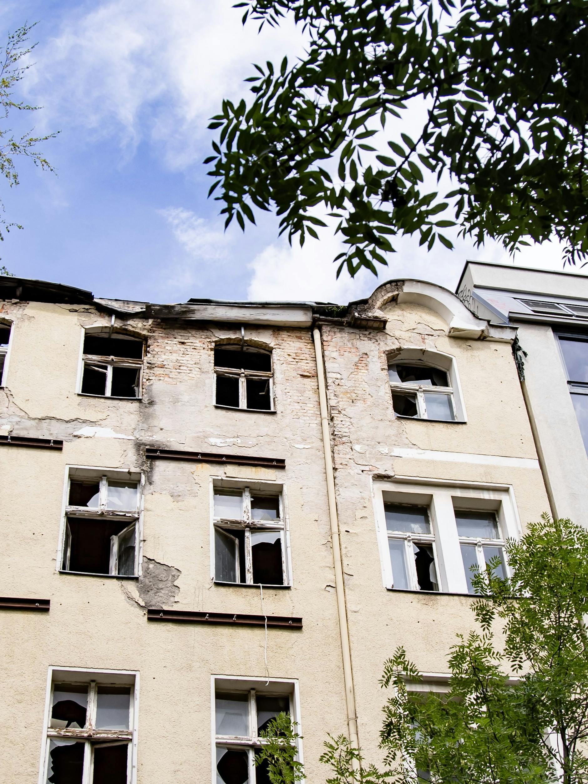 Die Bauruine in der Burgsdorfstrasse 1 in Wedding. Das Dach ist eingesunken, von de Fassade fällt der Putz.