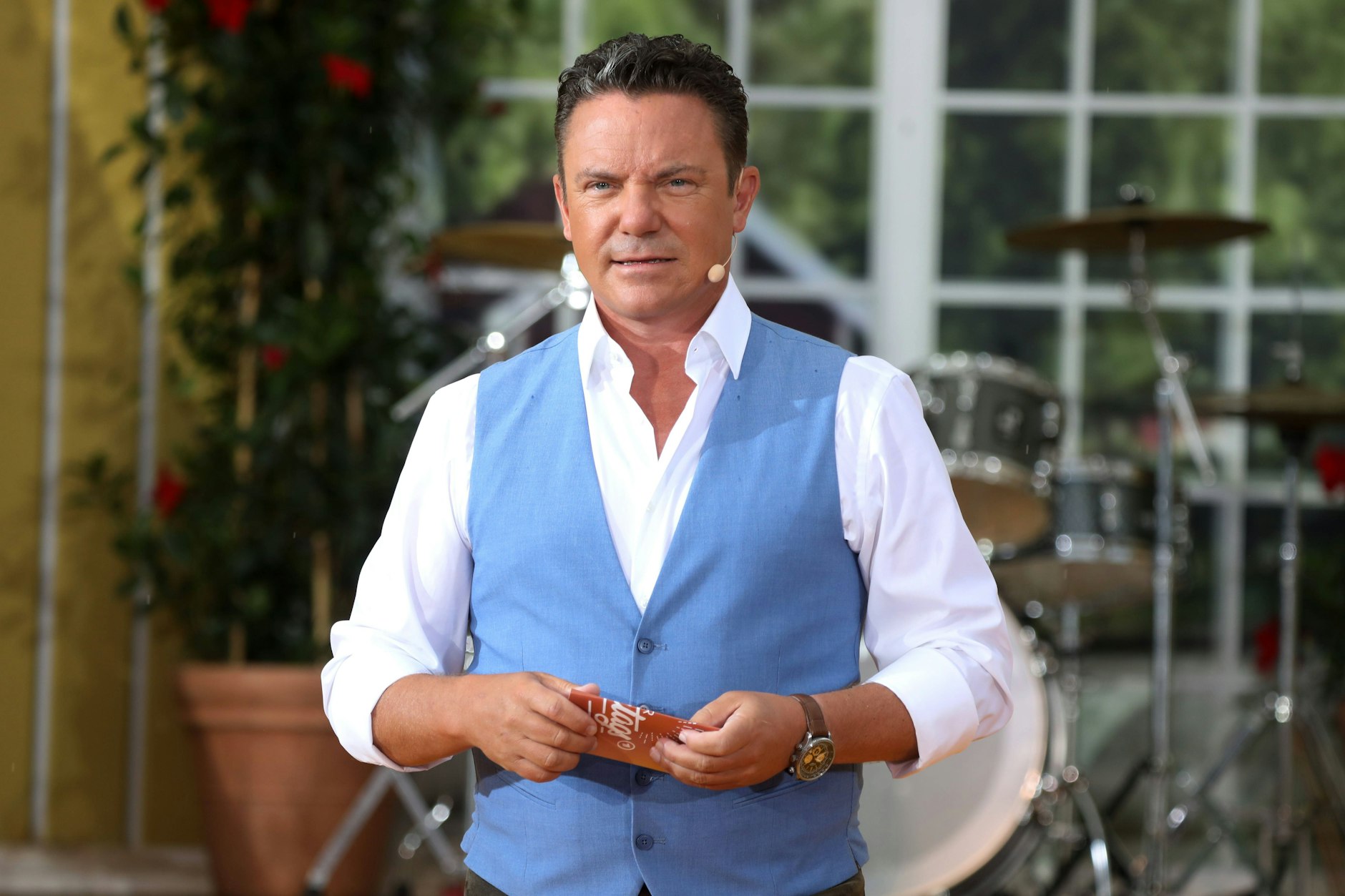 Stefan Mross moderiert aktuell jede Woche die Unterhaltungsshow Immer wieder sonntags. Am vergangenen Sonntag kam es dort zu einem tragischen Zwischenfall.