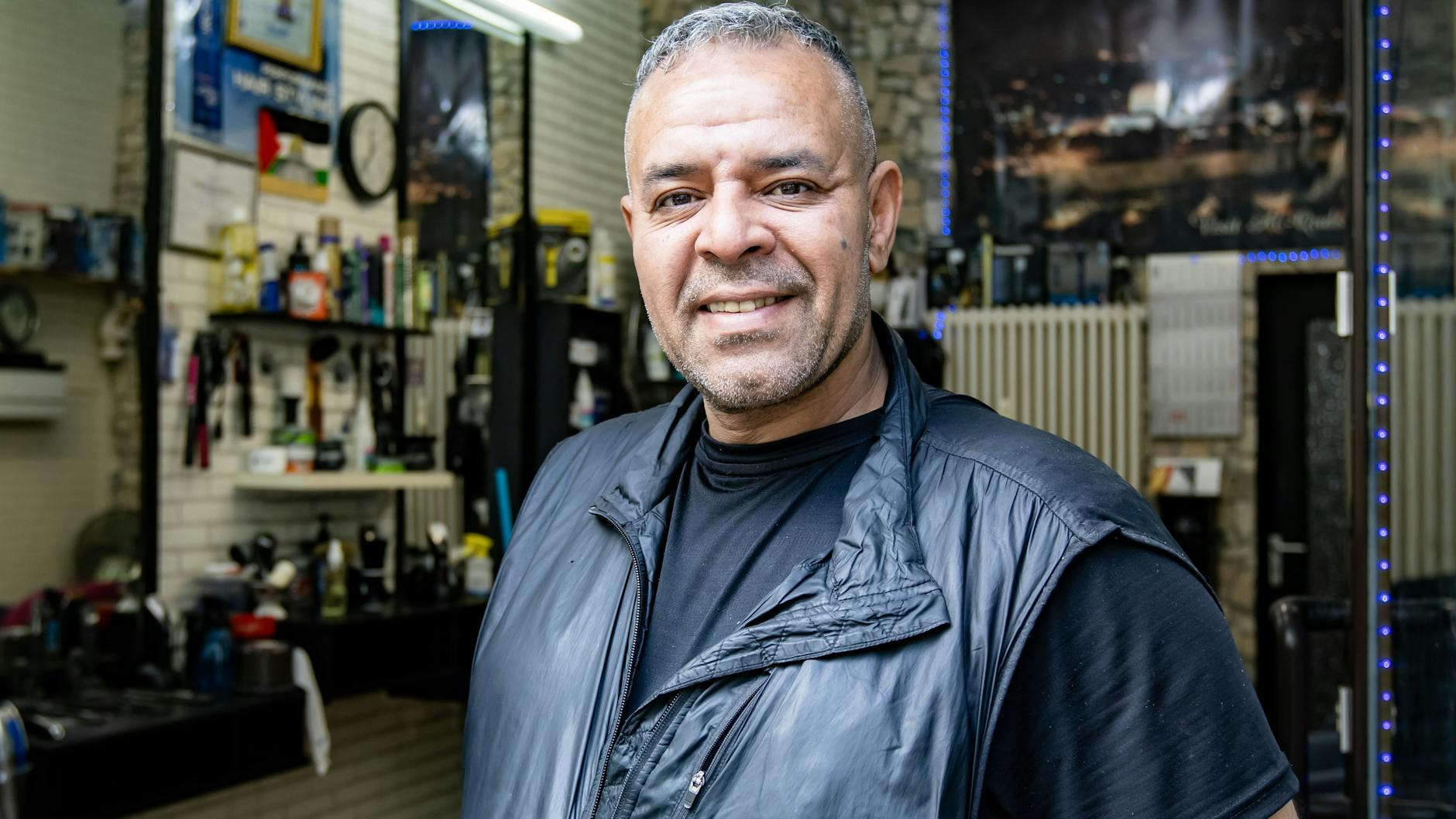 Friseur Yusuf wünscht sich wieder mehr Kunden in der Staße.