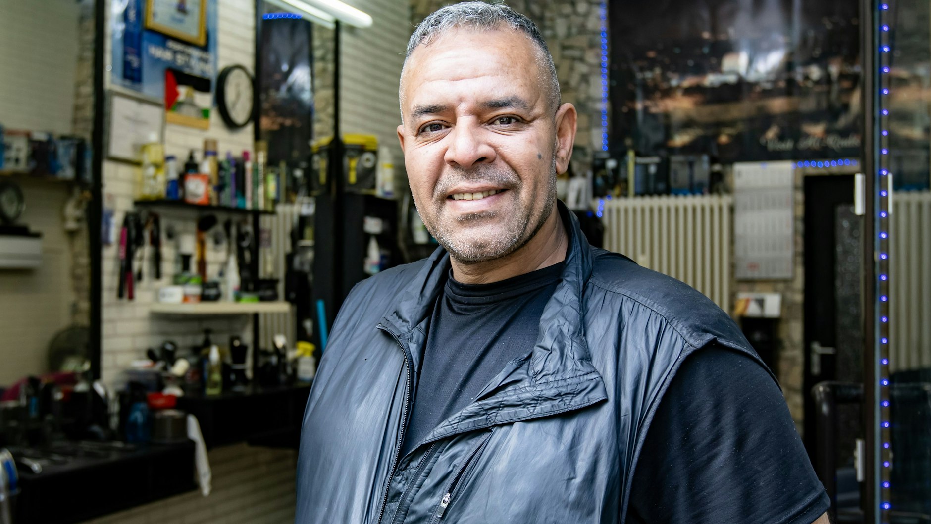 Friseur Yusuf wünscht sich wieder mehr Kunden in der Staße.