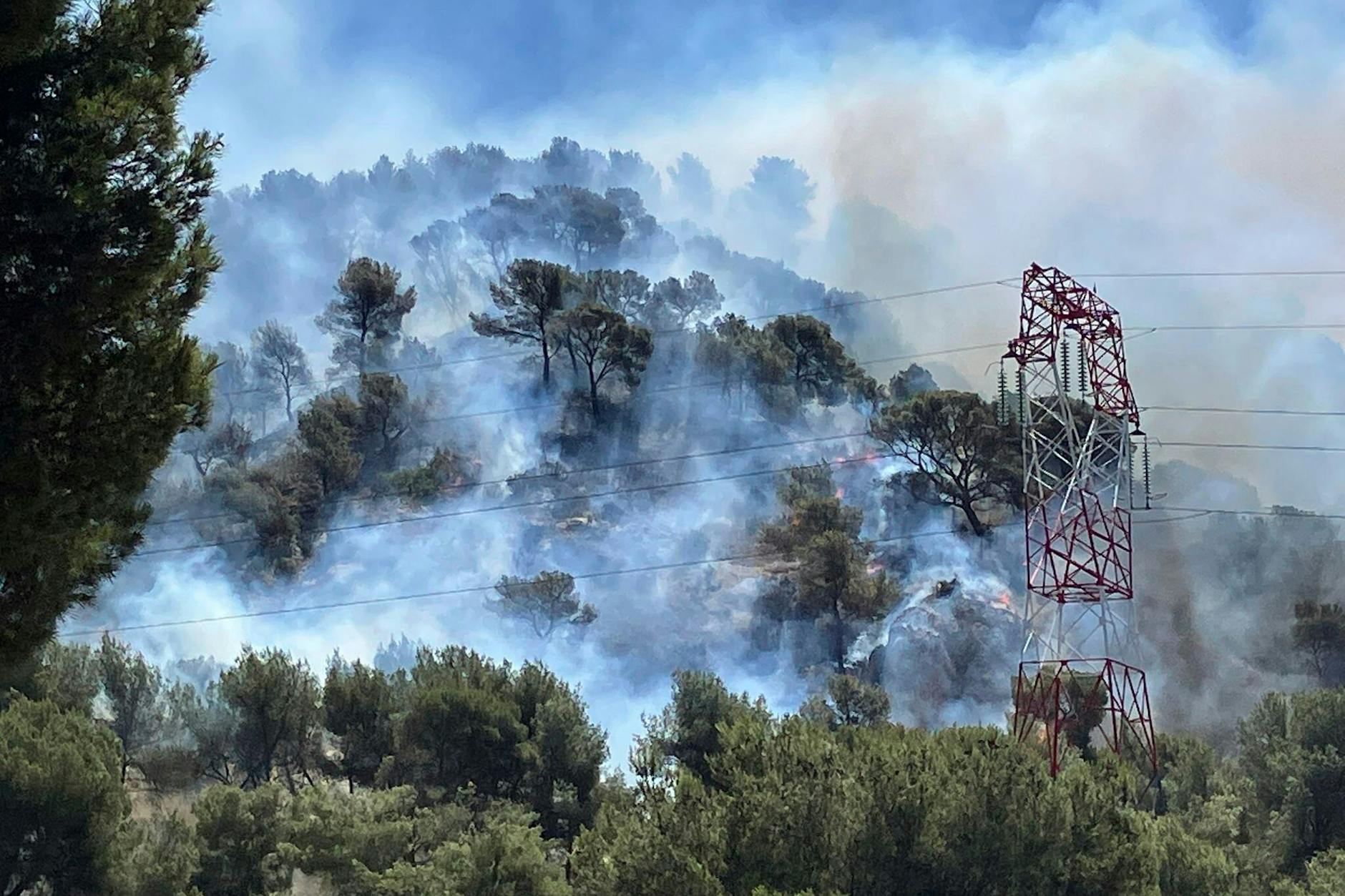 Rauch steigt während eines Flächenbrandes in Pennes-Mirabeau in der Nähe von Marseille auf.