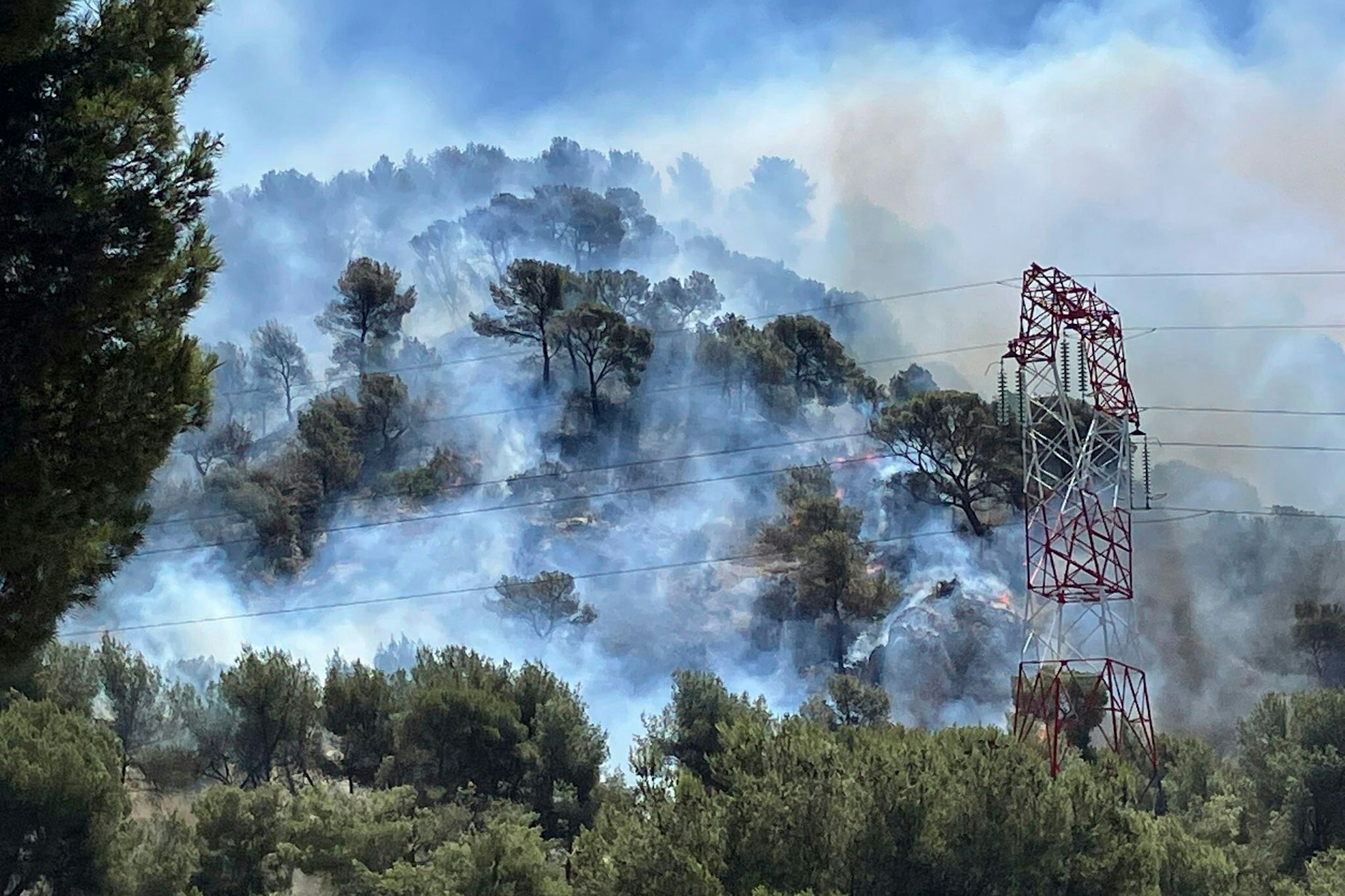 Rauch steigt während eines Flächenbrandes in Pennes-Mirabeau in der Nähe von Marseille auf.
