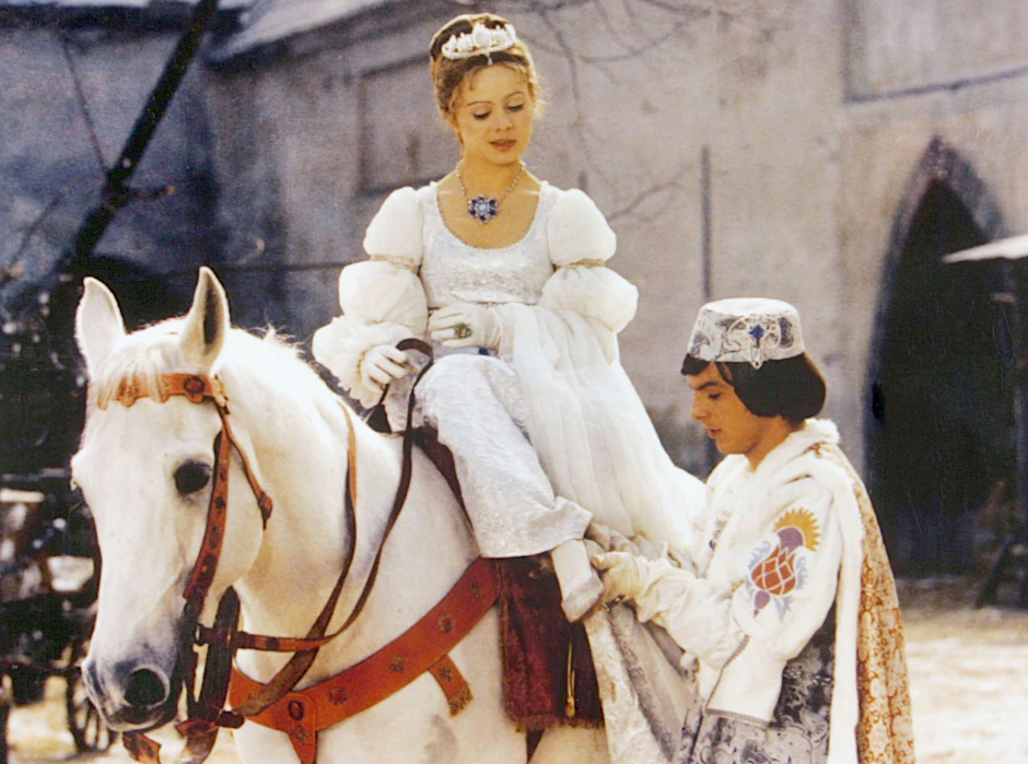 Die klassische Szene aus „Drei Haselnüsse für Aschenbrödel“: Der Prinz (Pavel Trávnicek) passt Aschenbrödel (Libuse Safránková) den verlorenen Schuh an.
