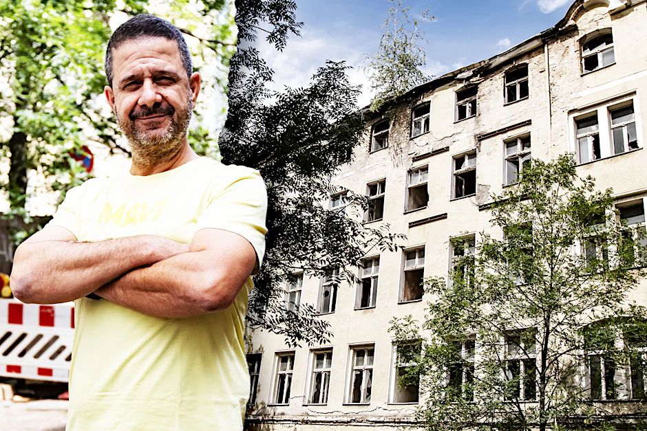 Özem, Backshopbesitzer ganz in der Nähe des Geisterhauses, kann noch nicht glauben, dass sich hier tatsächlich estwas tun soll.