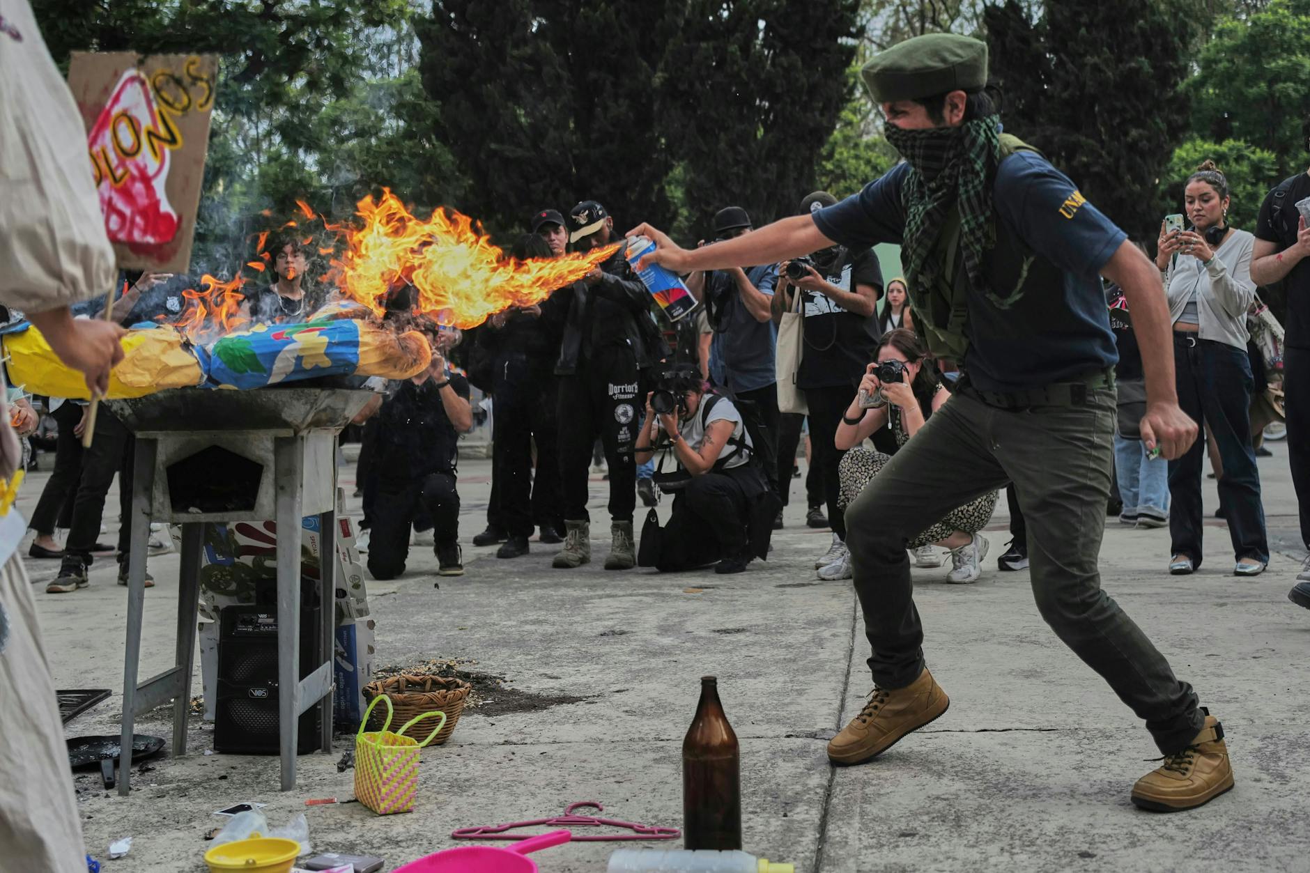 Mexiko-Stadt: Ein Demonstrant verbrennt ein Bildnis des US-Präsidenten Trump im Parque Mexico während eines Protestes gegen die Gentrifizierung.