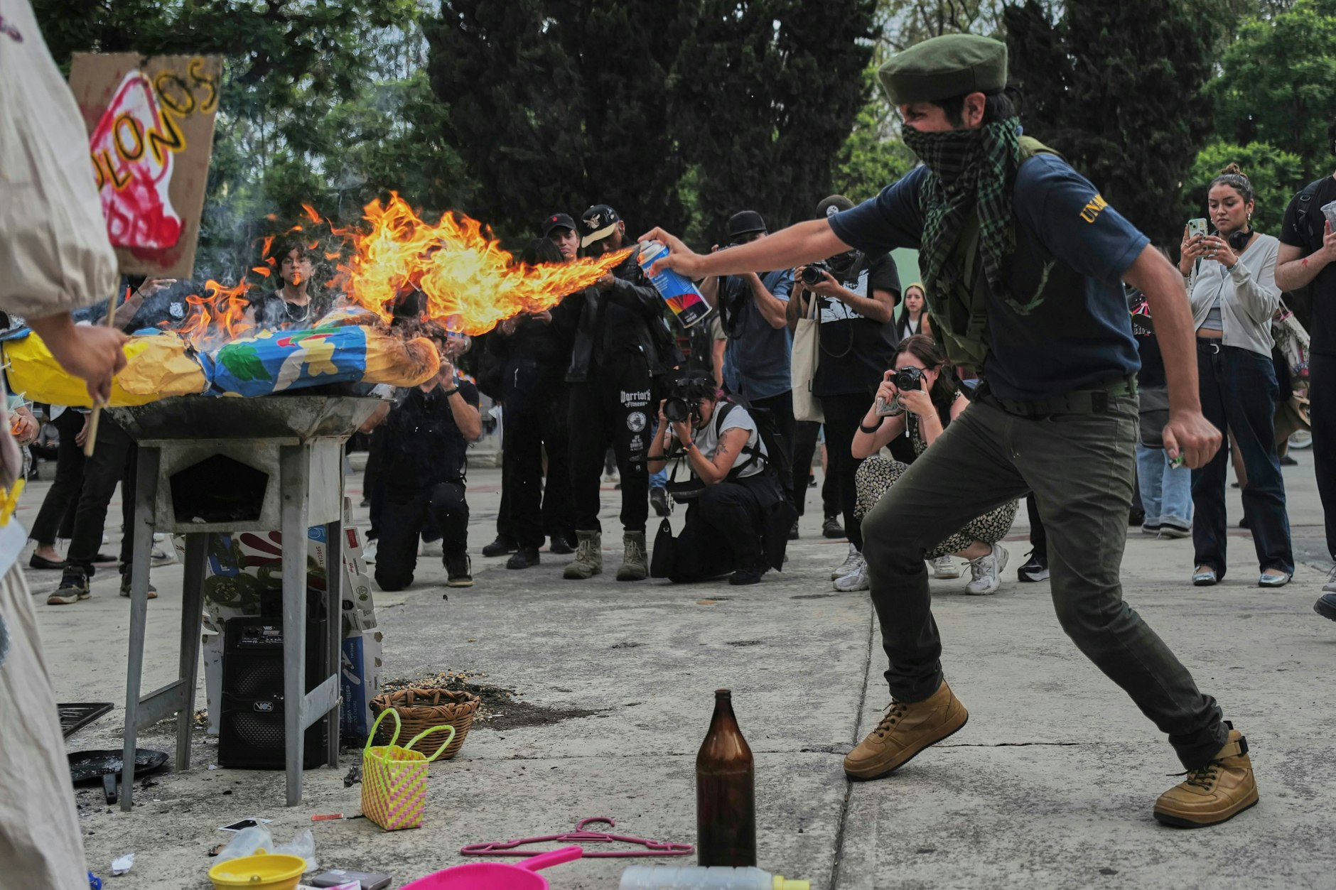 Mexiko-Stadt: Ein Demonstrant verbrennt ein Bildnis des US-Präsidenten Trump im Parque Mexico während eines Protestes gegen die Gentrifizierung.