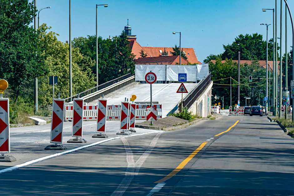 Die Brücke an der Wuhlheide wurde im Mai innerhalb weniger Tage abgerissen. Doch die Rampen, die einst zum Auffahren auf die Brücke dienten, blieben stehen.