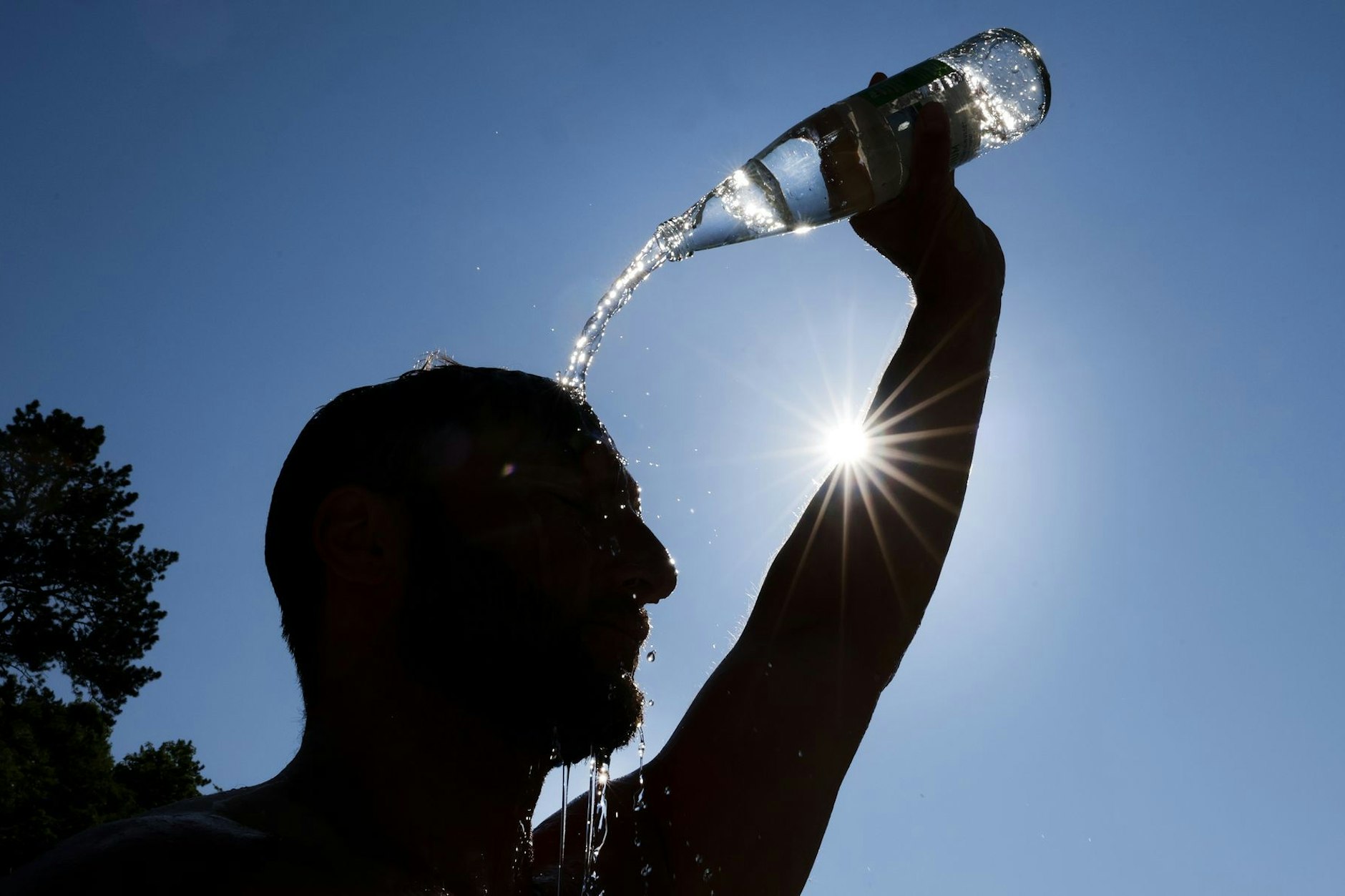 Wo bleibt die angekündigte Hitzewelle? Wer sich am Samstag abkühlt, riskiert eine Erkältung.