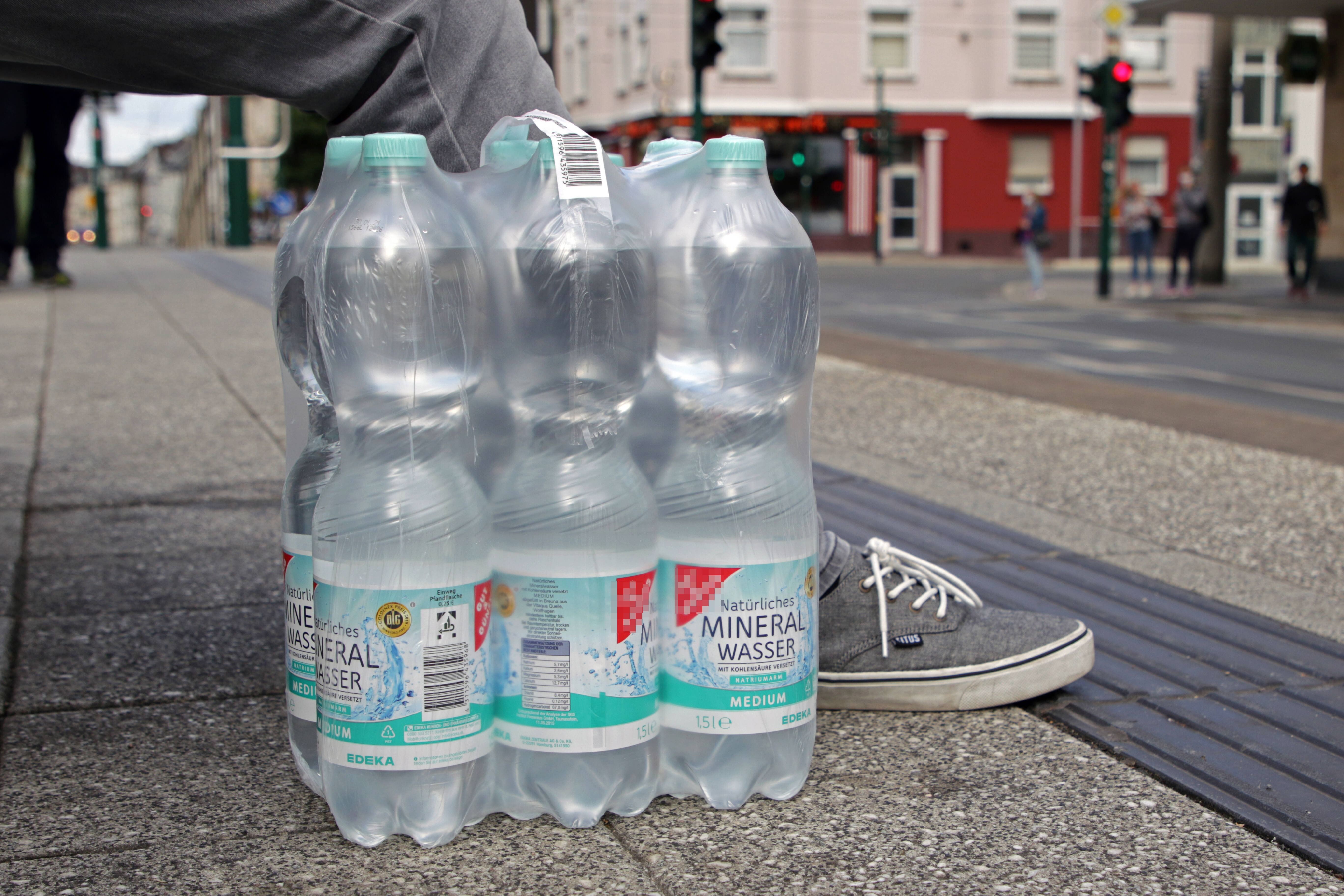 Großer Trinkwasser-Rückruf wegen Gesundheitsgefahren: Diese Flaschen sind betroffen