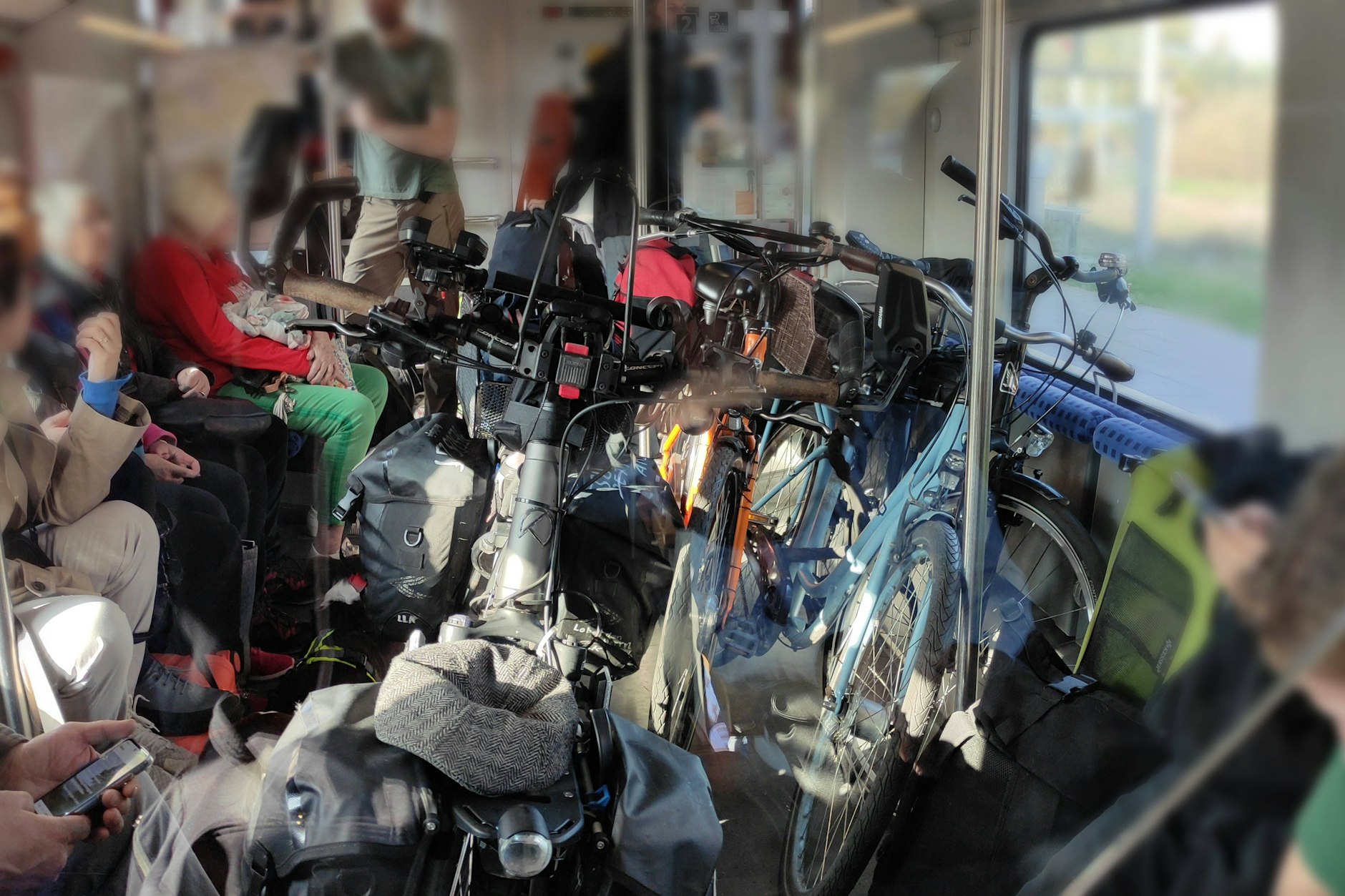 Es ist das übliche Bild in den Regionalzügen: In den Abteilen ist viel zu wenig Platz für die vielen Fahrräder. Nun bittet der VBB-Chef deshalb die Radfahrer, ihre Räder zu Hause zu lassen.