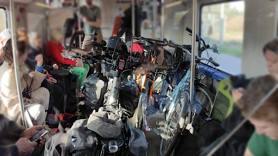 Es ist das übliche Bild in den Regionalzügen: In den Abteilen ist viel zu wenig Platz für die vielen Fahrräder. Nun bittet der VBB-Chef deshalb die Radfahrer, ihre Räder zu Hause zu lassen.