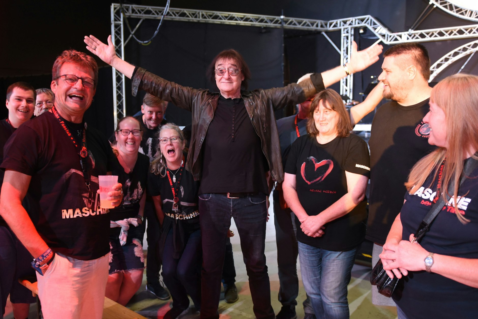 Begeisterung pur: Puhdys-Star Dieter „Maschine“ Birr hat Fans zu einer Probe zur neuen Tour in eine Halle bei Rüdersdorf eingeladebn.