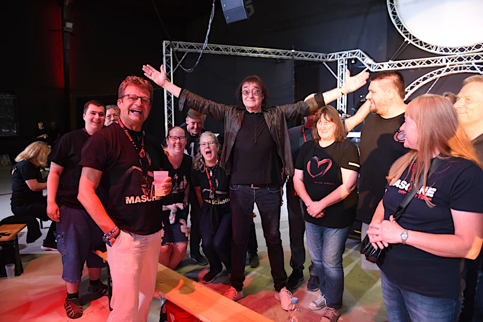 Begeisterung pur: Puhdys-Star Dieter „Maschine“ Birr hat Fans zu einer Probe zur neuen Tour in eine Halle bei Rüdersdorf eingeladebn.