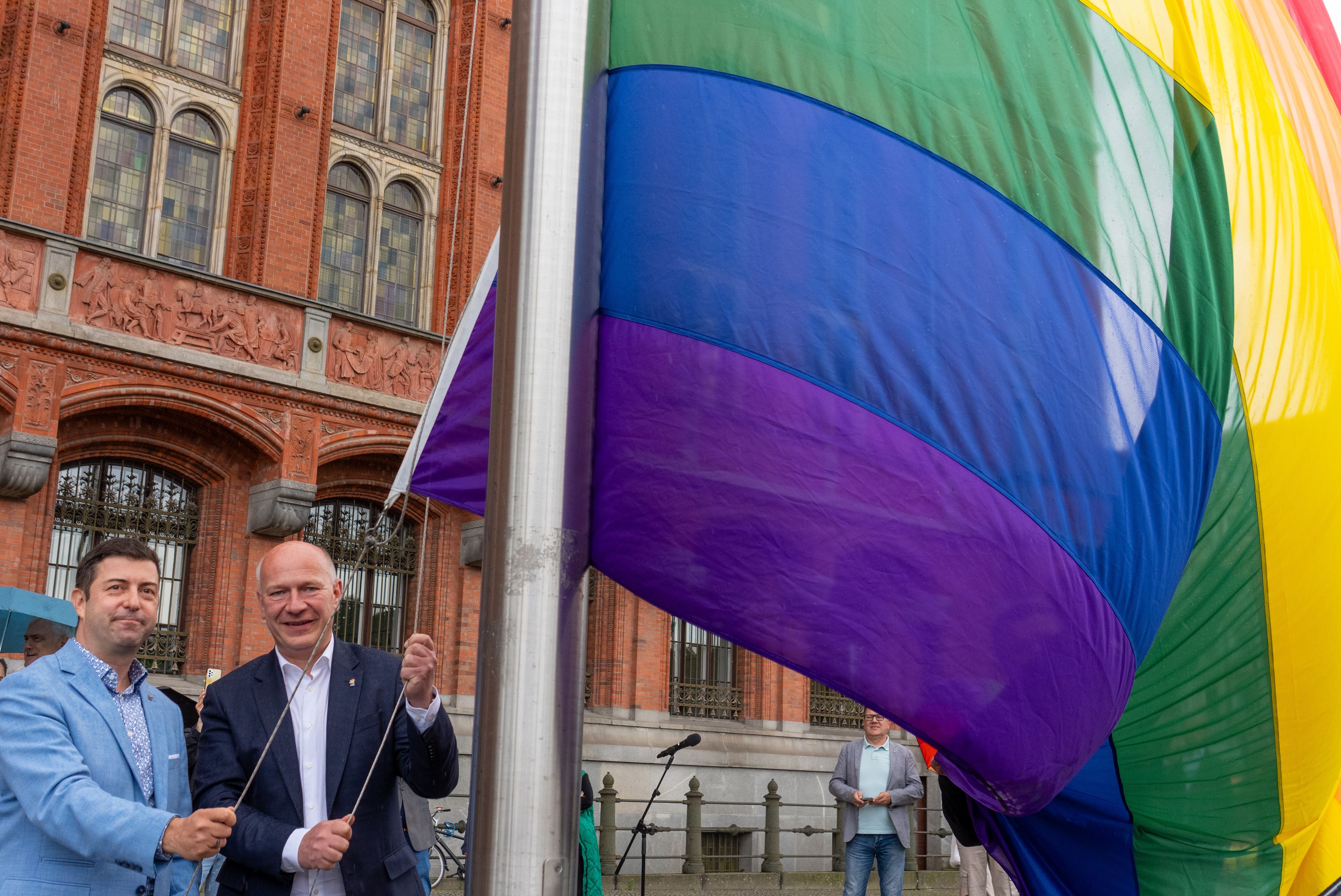 Wird das Rote Rathaus jetzt zum „Zirkuszelt“? Kai Wegner hisst die Regenbogenflagge
