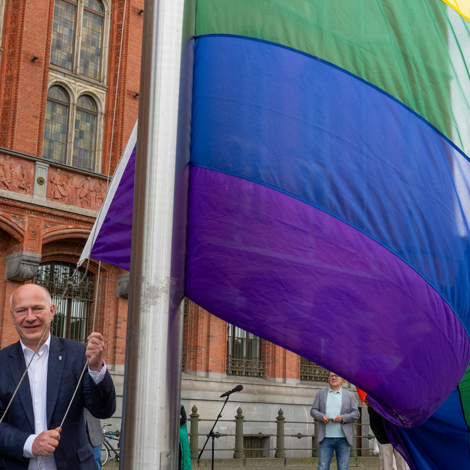 Image - Wird das Rote Rathaus jetzt zum „Zirkuszelt“? Kai Wegner hisst die Regenbogenflagge