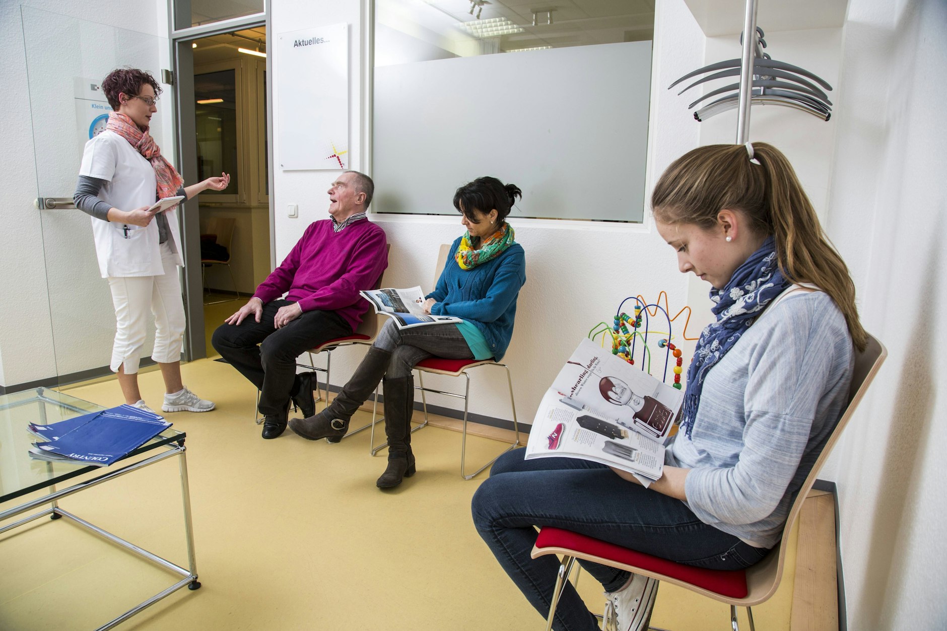 Kaum Facharzttermine in Berlin? Patienten im Wartezimmer einer Praxis.