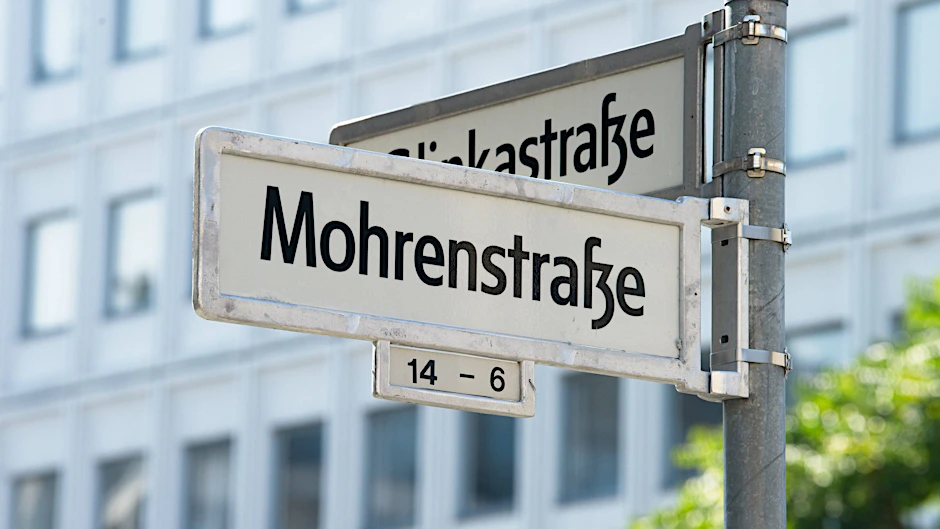 Die Mohrenstraße in Berlin wird umbenannt: Am Mittwoch traf ein Berliner Gericht die letzte Entscheidung. Die Straße bekommt also ab sofort einen anderen Namen.