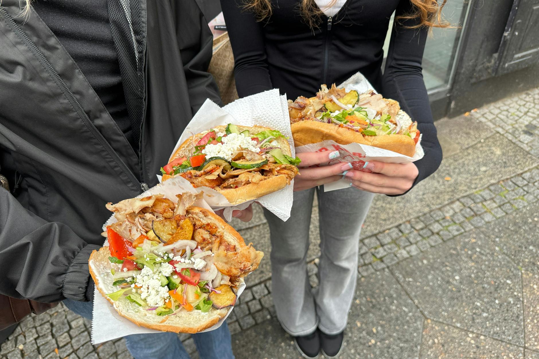 23,70 Euro für drei saftige Hähnchen-Döner bei Mustafa’s – ist der Preis gerechtfertigt?