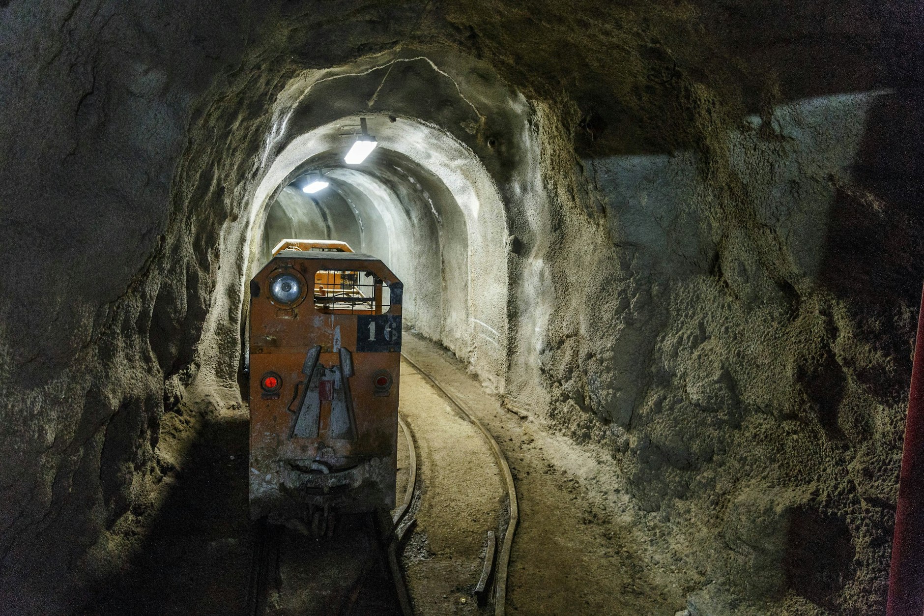 In Bad Schlema können heute eindrucksvolle Zeugnisse aus der Zeit des Silber- und Kobaltbergbaus sowie des Uranabbaus in der DDR-Zeit besichtigt werden.