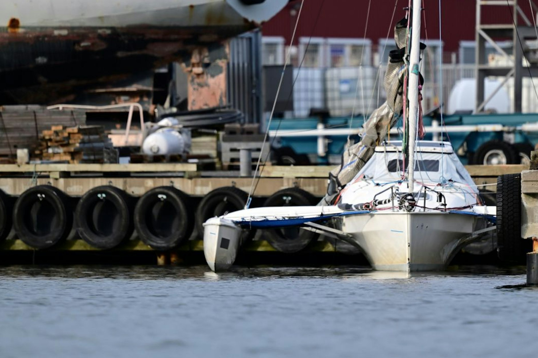 Ein harmloses Segelboot liegt an der schwedischen Insel Öckerö. Es ist unfassbar: Auf diesem kleinen Schiff soll sich ein Streit ereignet haben, der laut Staatsanwaltschaft in einem Mord gipfelte.