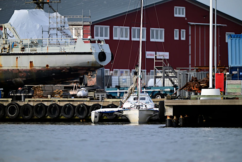 Ein harmloses Segelboot liegt an der schwedischen Insel Öckerö. Es ist unfassbar: Auf diesem kleinen Schiff soll sich ein Streit ereignet haben, der laut Staatsanwaltschaft in einem Mord gipfelte.