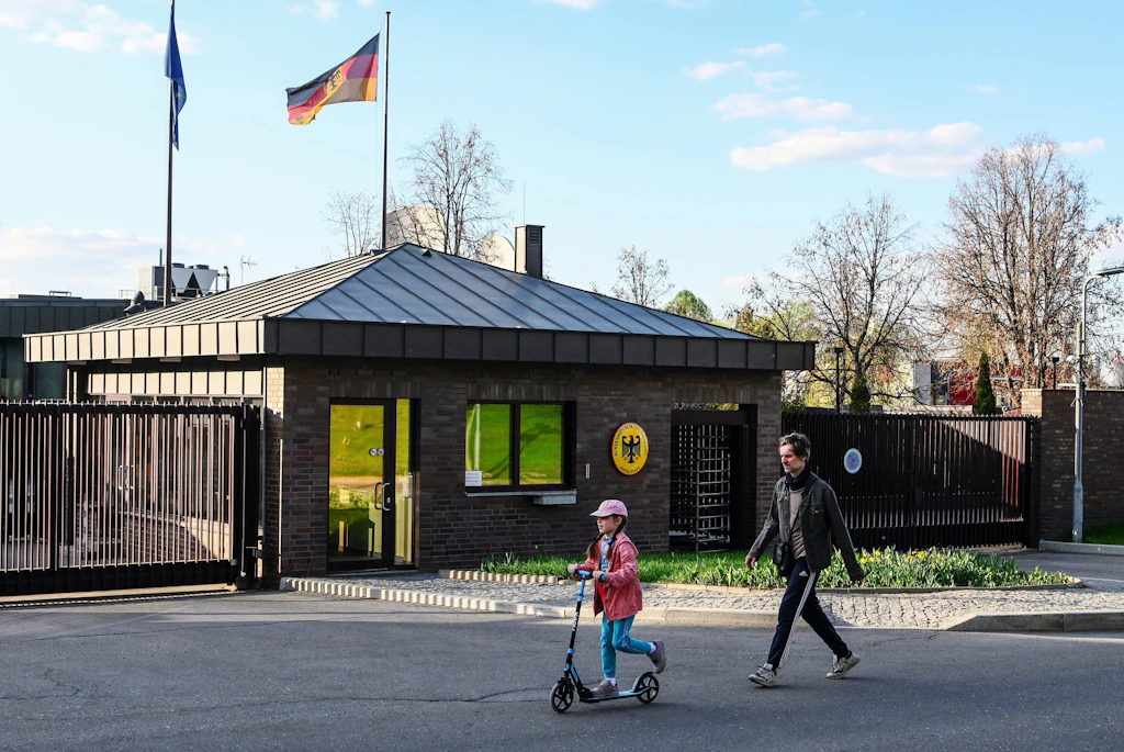Scandal at the German embassy in Moscow: Nazi flag causes a scandal