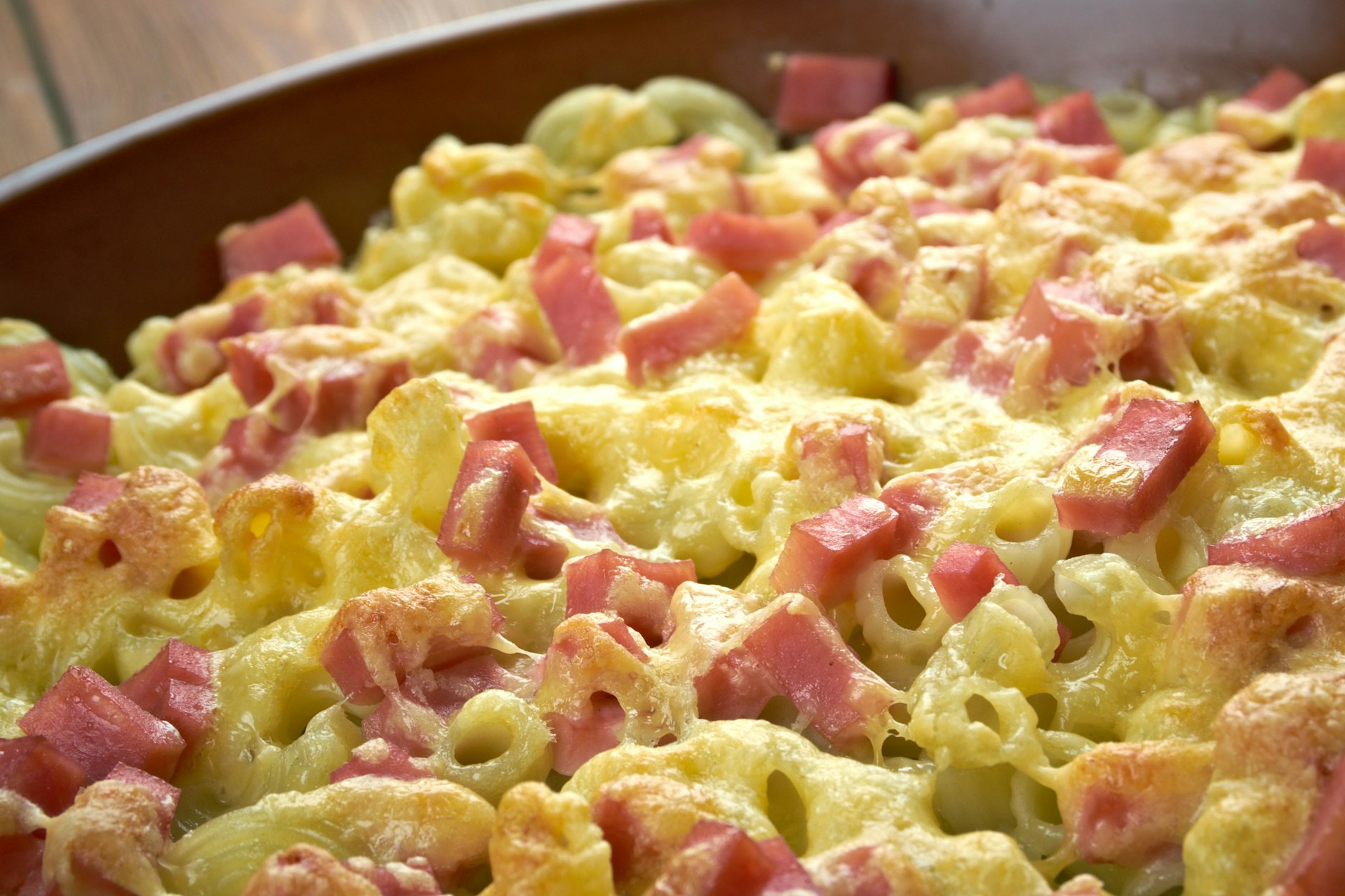 Nudel-Schinken-Gratin ist ein echter Auflauf-Klassiker. Für das Rezept brauchen Sie aber keine Tüte mit Zauberpulver aus dem Supermarkt – und trotzdem ist es ganz einfach.