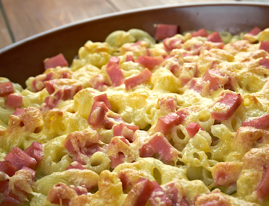 Nudel-Schinken-Gratin ist ein echter Auflauf-Klassiker. Für das Rezept brauchen Sie aber keine Tüte mit Zauberpulver aus dem Supermarkt – und trotzdem ist es ganz einfach.