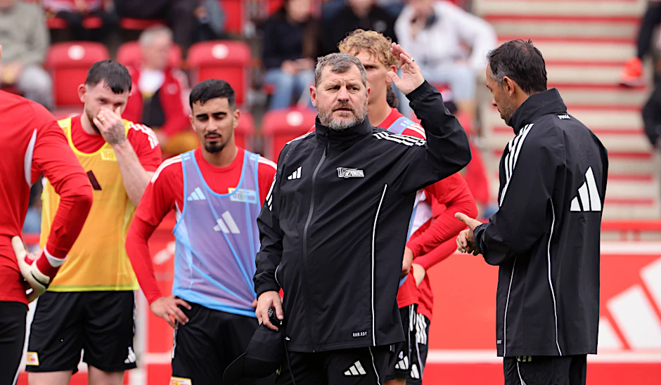 Jetzt wird malocht! Trainer Steffen Baumgart (53) verteilt beim Trainingsauftakt des 1. FC Union gleich mehrere knallharte Ansagen. 