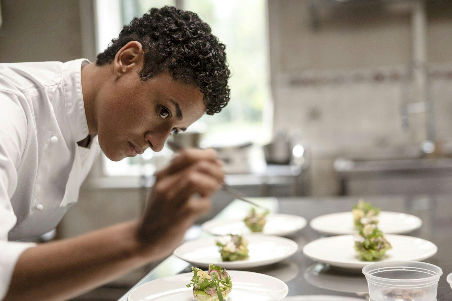 Oscar-Preisträgerin Ariana DeBose als <a href="https://www.berliner-zeitung.de/topics/new-york">New Yorker</a> Köchin, die ein Restaurant eröffnen will