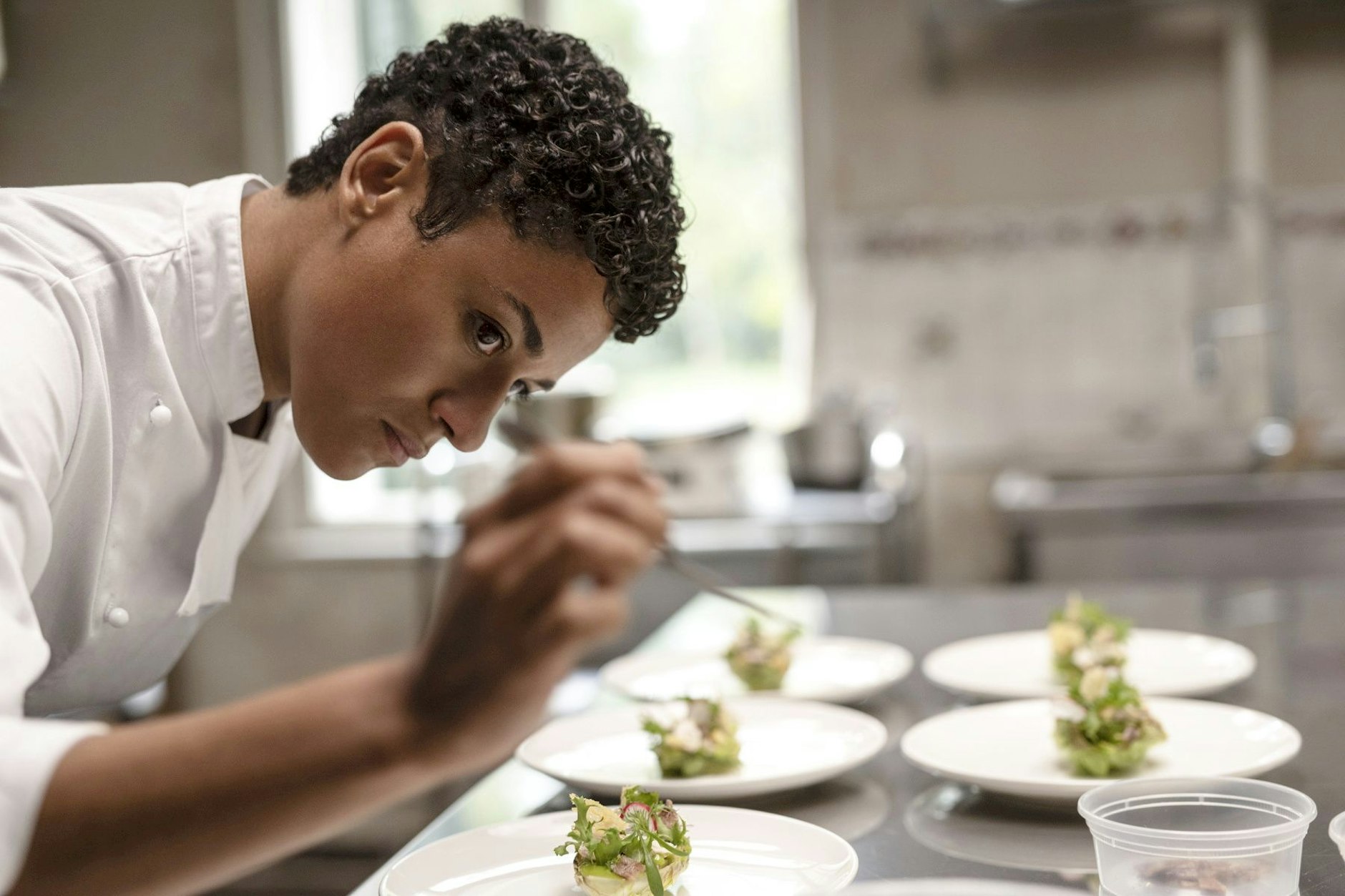 Oscar-Preisträgerin Ariana DeBose als <a href="https://www.berliner-zeitung.de/topics/new-york">New Yorker</a> Köchin, die ein Restaurant eröffnen will