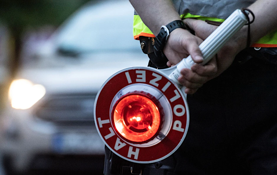 Berliner Polizisten sollen bei Verkehrskontrollen in die eigene Tasche gewirtschaftet haben.