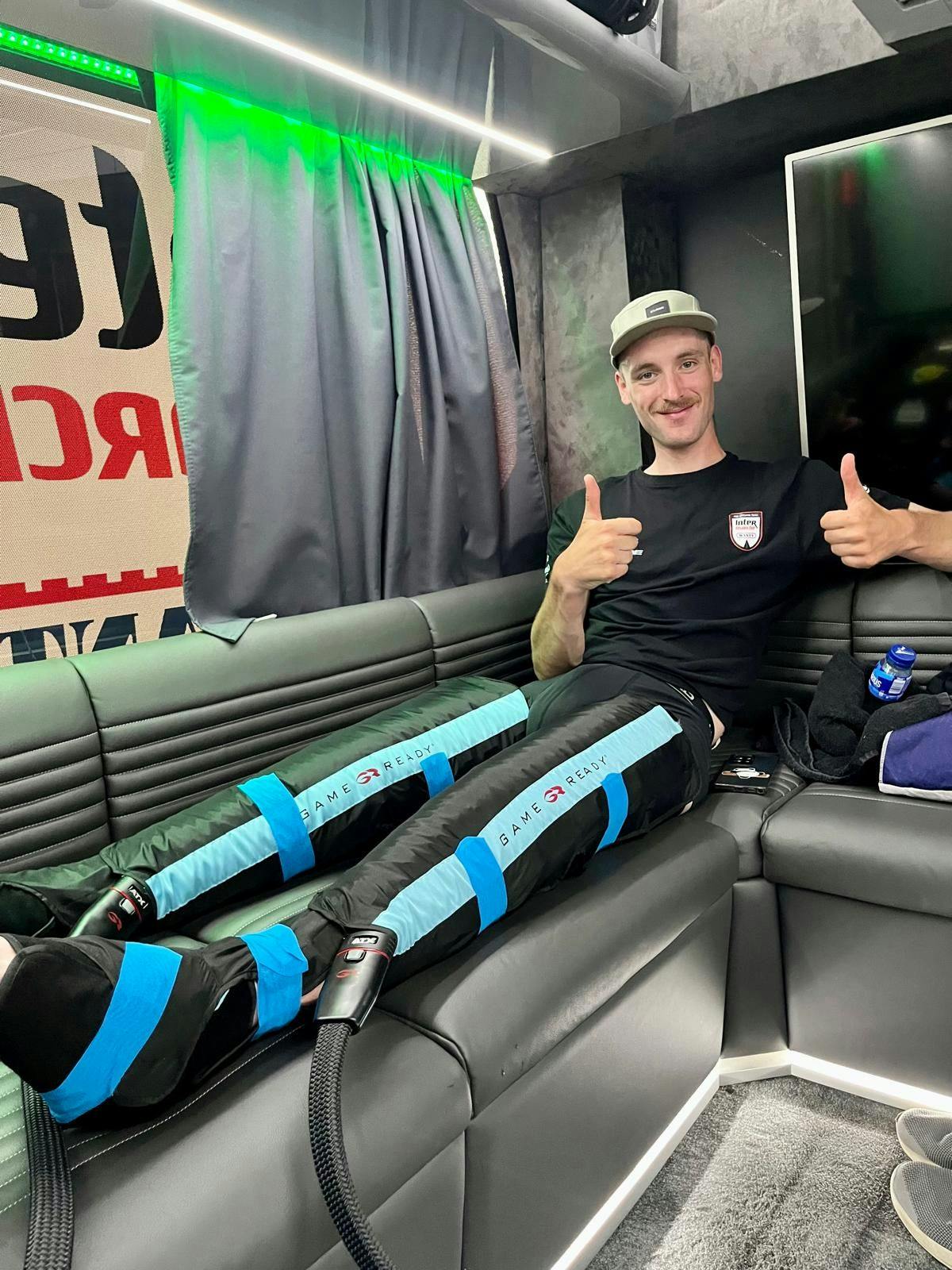 Zwei Daumen hoch gibt es von Tour-Fahrer Jonas Rutsch, der sich bei der Kälte- und Kompressionstherapie pudelwohl fühlt.