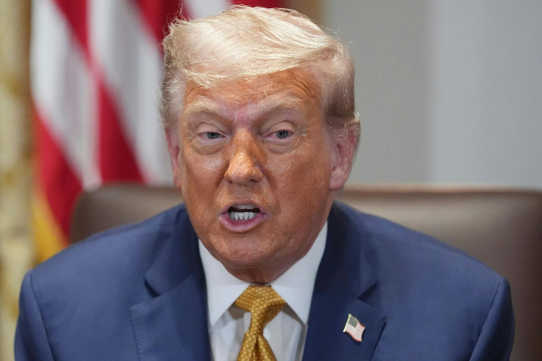 US-Präsident Donald Trump spricht während einer Kabinettssitzung im Weißen Haus. Der US-Sender CNN berichtet über eine Tonaufnahme von Trump im Jahr 2024.