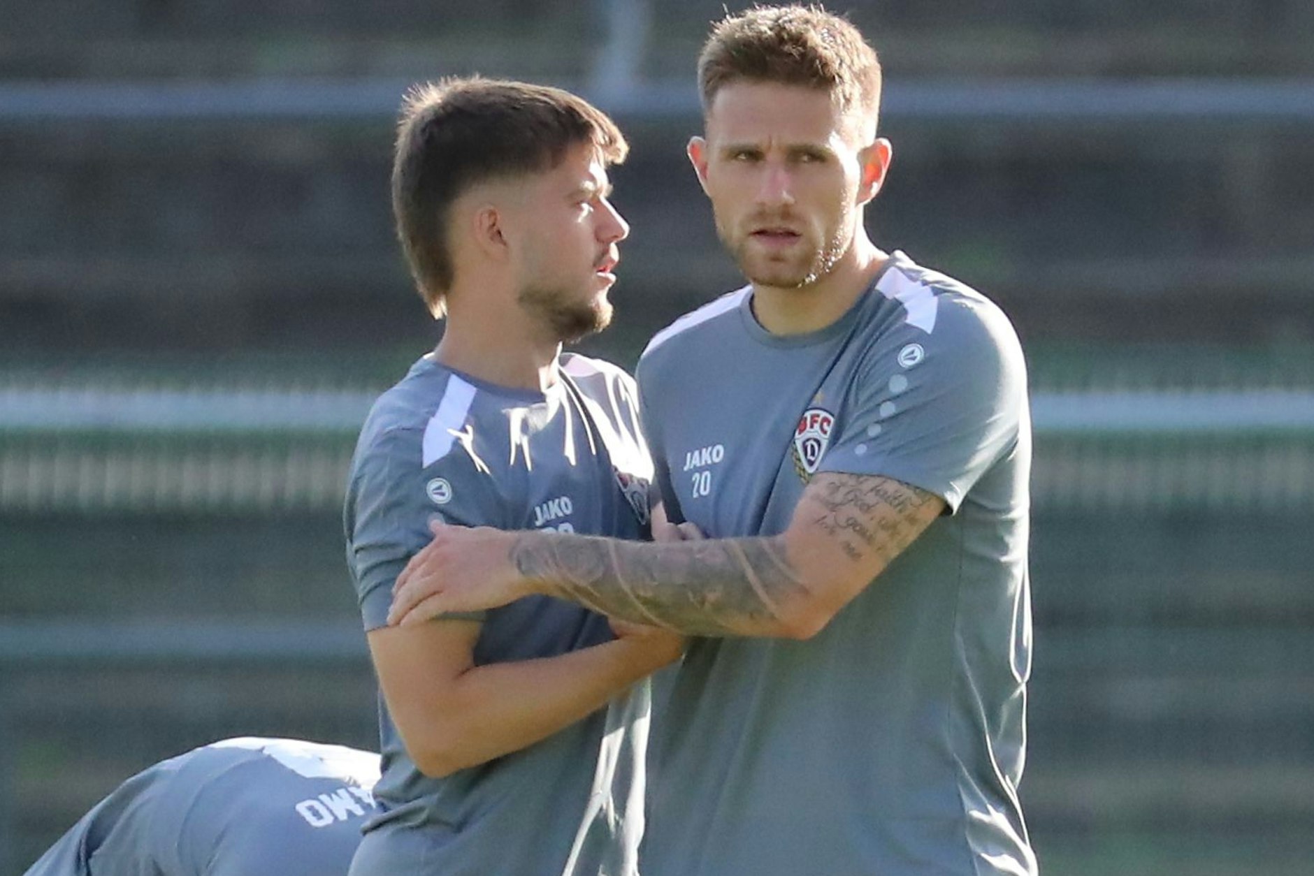 Ivan Knezevic (l.), einer der wenigen von der Vorsaison verbliebenen BFC-Dynamo-Spieler, geht mit Leandro Putaro gleich mal auf Tuchfühlung.