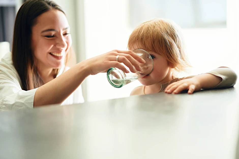 Vor dem Trinken von Mineralwasser bestimmter Sorten sollten die Verbraucher aktuell genau hinschauen, um welche Chargen es sich handelt. Denn das Wasser könnte mit Keimen belastet sein.