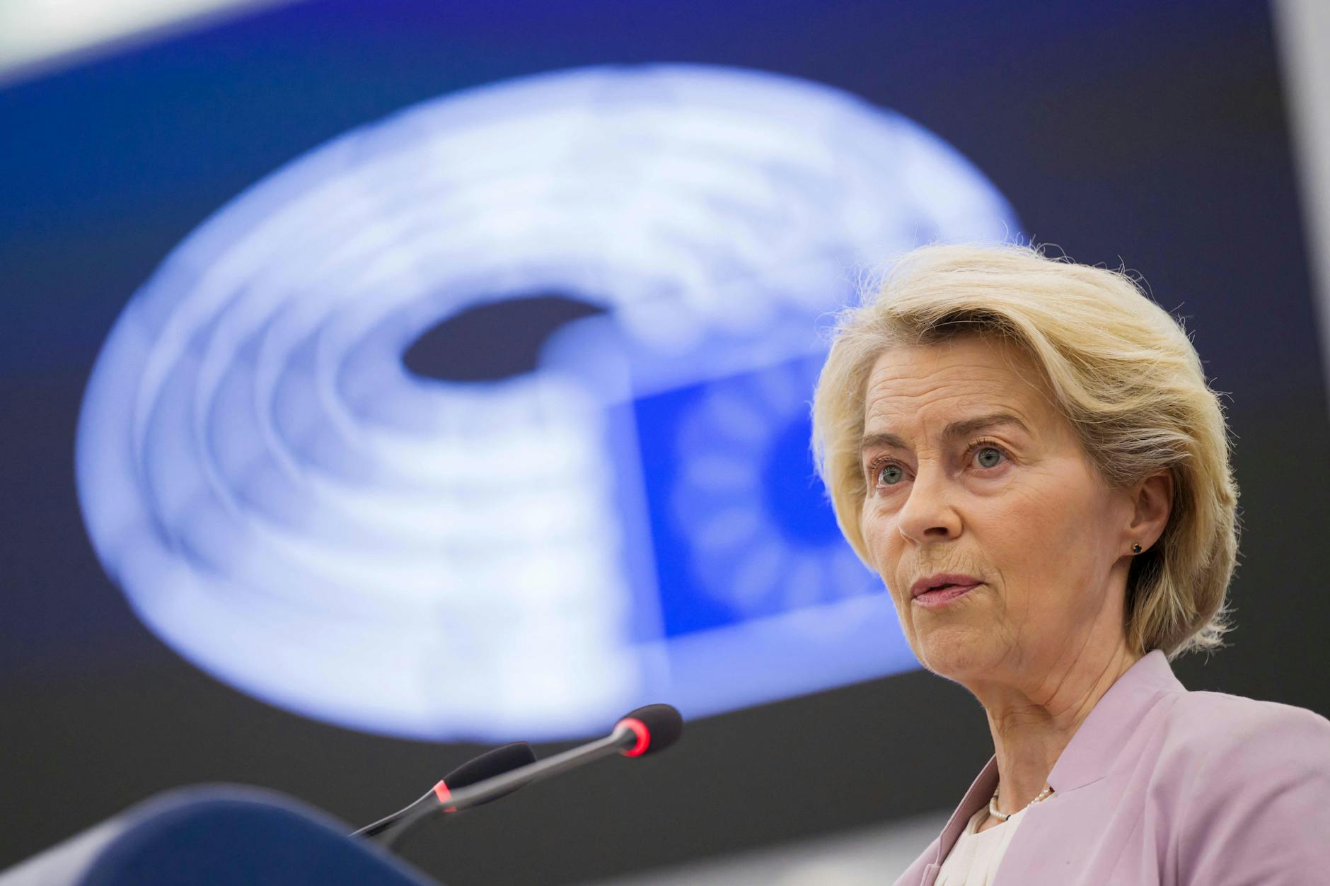 EU-Kommissionschefin Ursula von der Leyen spricht vor dem Europäischen Parlament in Straßburg einen Tag vor dem Misstrauensvotum gegen sie.