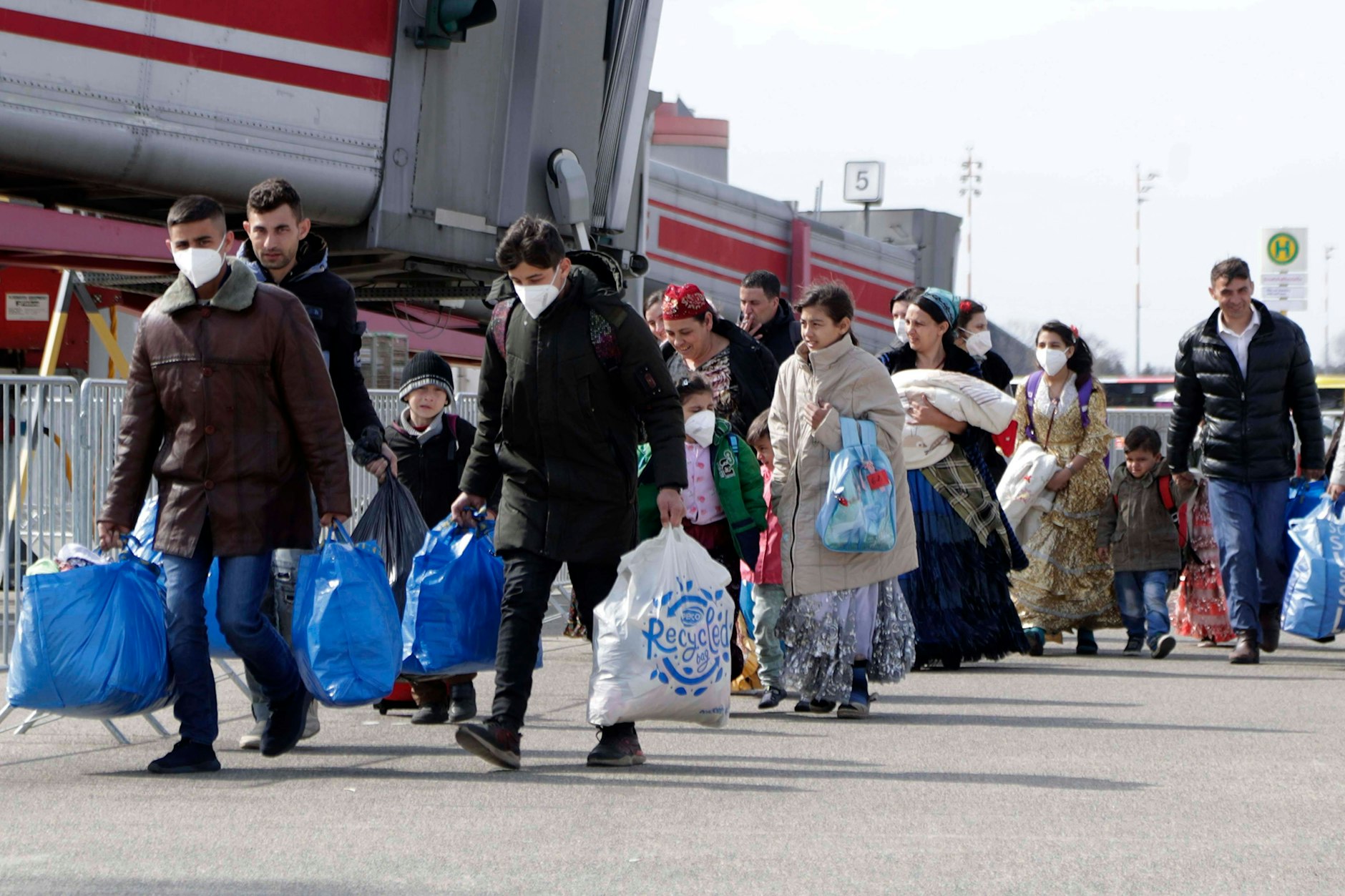 Geflüchtete kommen im Ankunftszentrum für ukrainische Kriegsflüchtlinge in Tegel an. Auf dem Gelände des ehemaligen Flughafens soll es bald weniger Plätze geben.