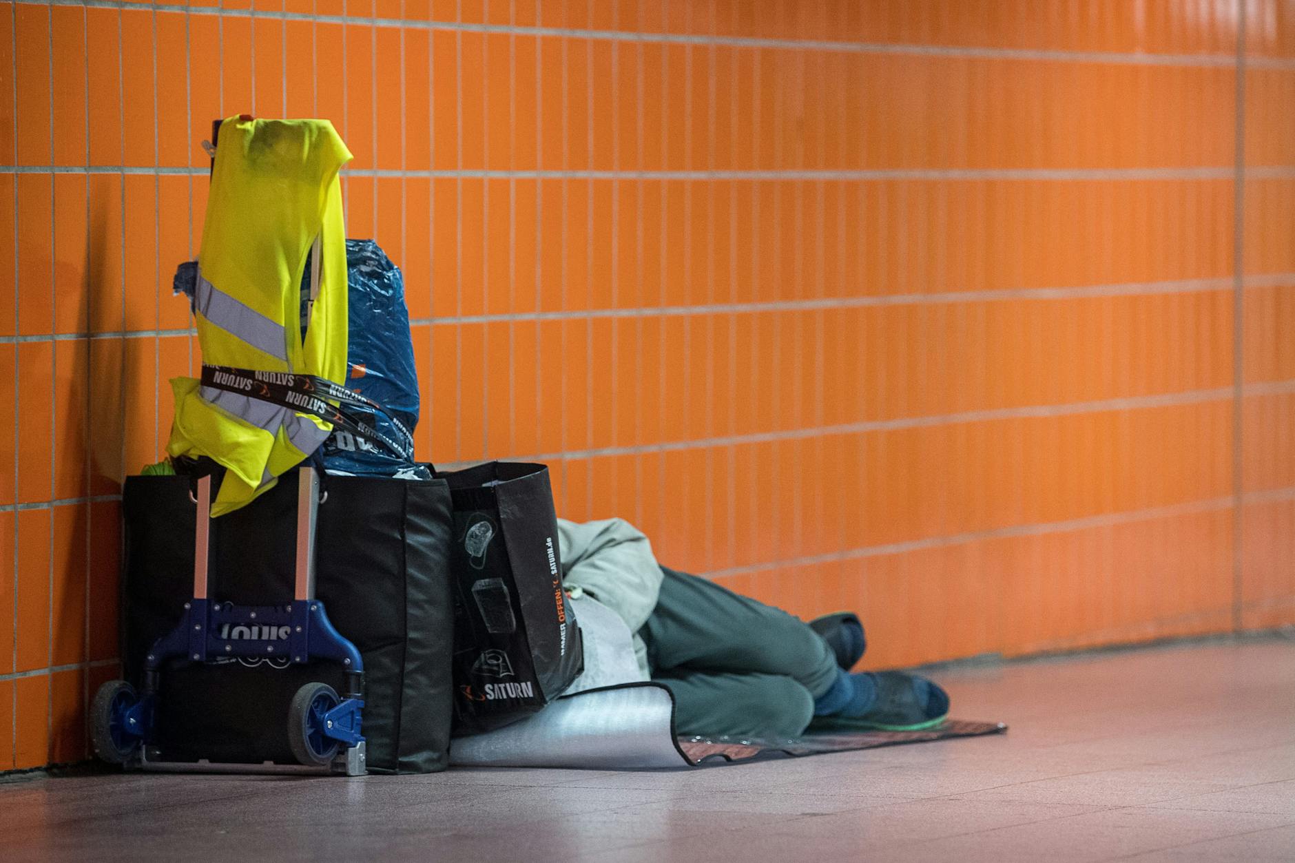 Ein obdachloser Mann in einer U-Bahn-Station