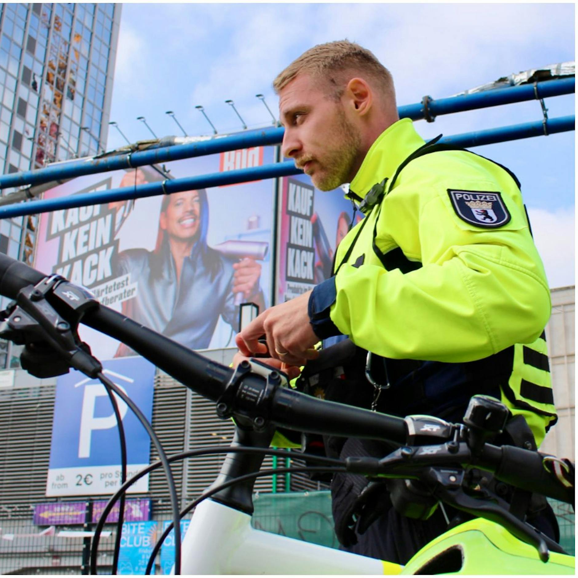 Kontrolle am Alex: Die Berliner Polizei greift sich Rowdy-Radfahrer!