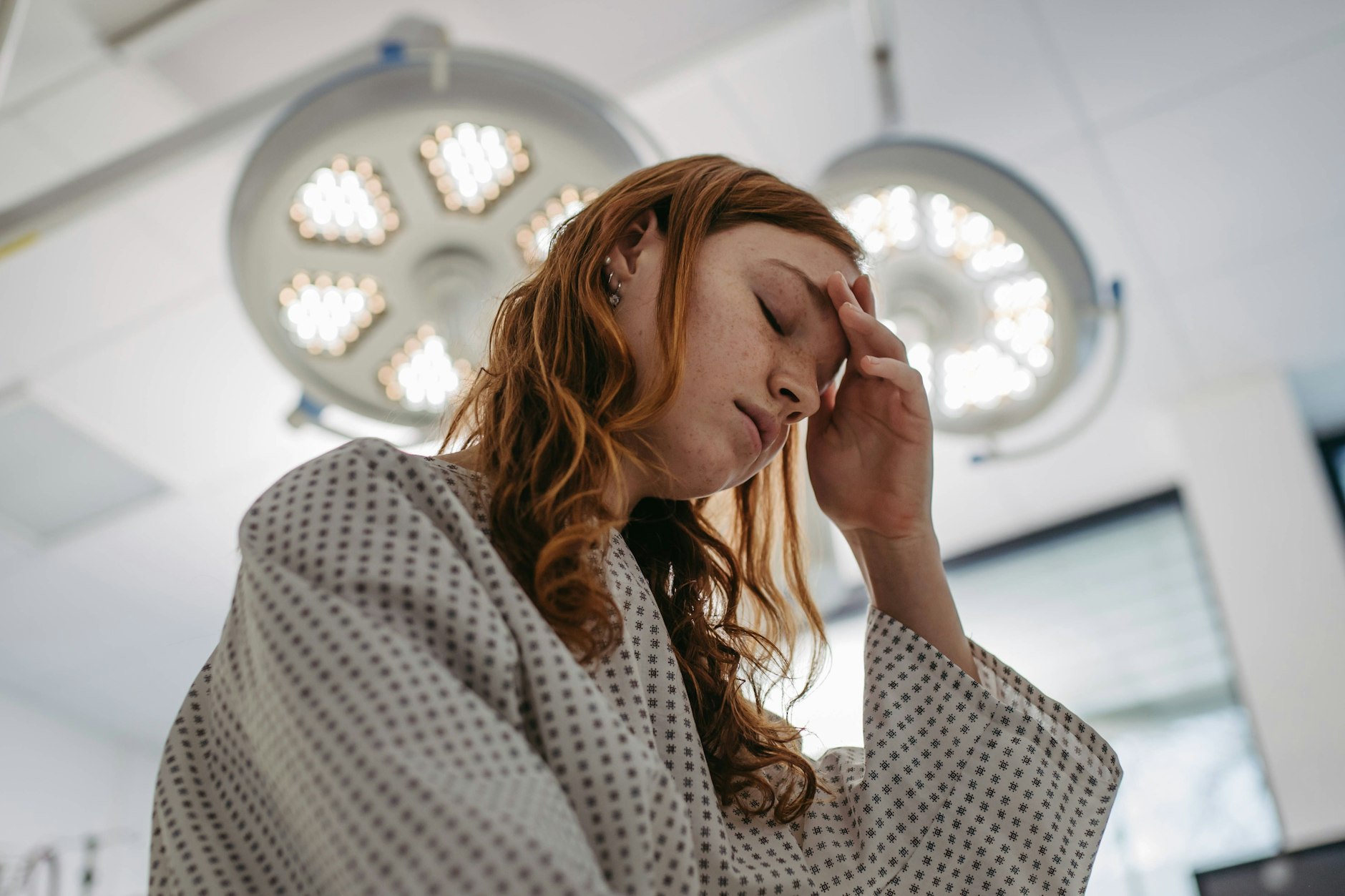 Eine junge schwangere Frau wartet in einem Operationssaal auf einen Eingriff.