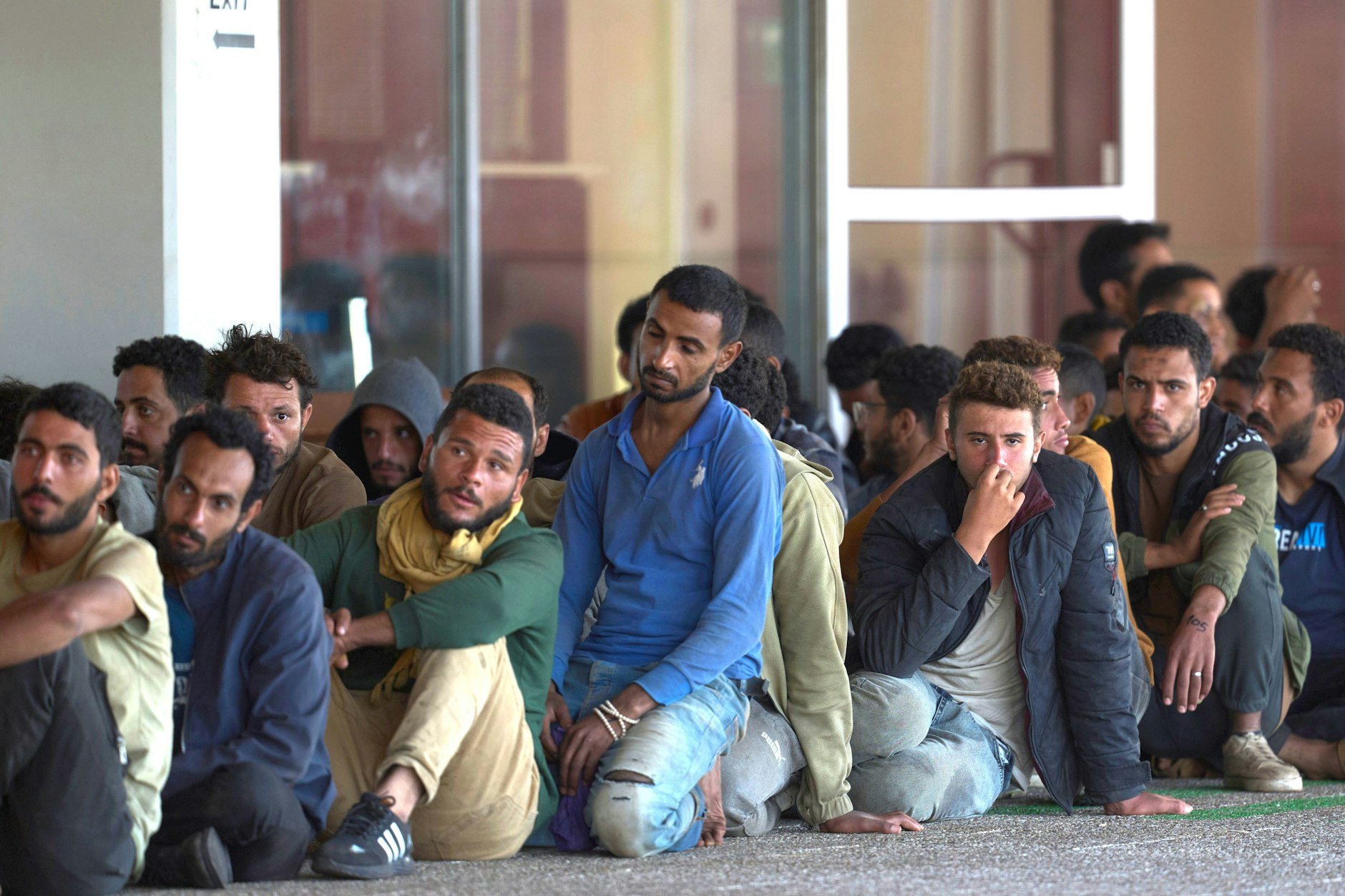 Im Hafen von Lavrio im Osten Athens: Migranten nach der Überführung von Kreta warten auf ihre Registrierung.