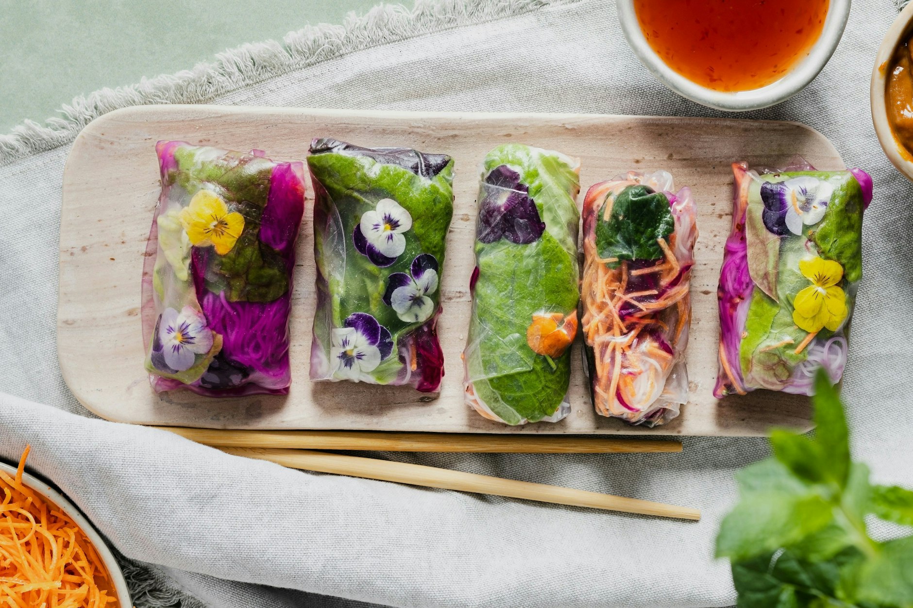 Nicht frittiert, sondern frisch, weich und kühl: Sommerrollen, ganz schön blümerant