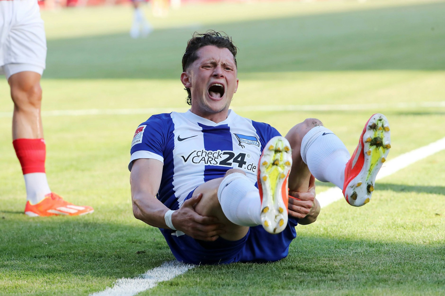 Ein lauter Schrei des Schmerzes! Am 16. Juli 2024 wurde Herthas Fabian Reese beim Testspiel in Cottbus kaputtgetreten und war erst nach acht Monaten wieder fit.