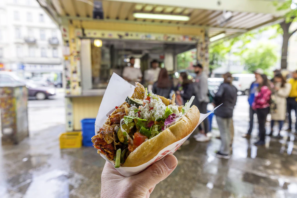 Touri-Falle! Warum bloß rennen alle zu Mustafas Gemüse-Kebap?