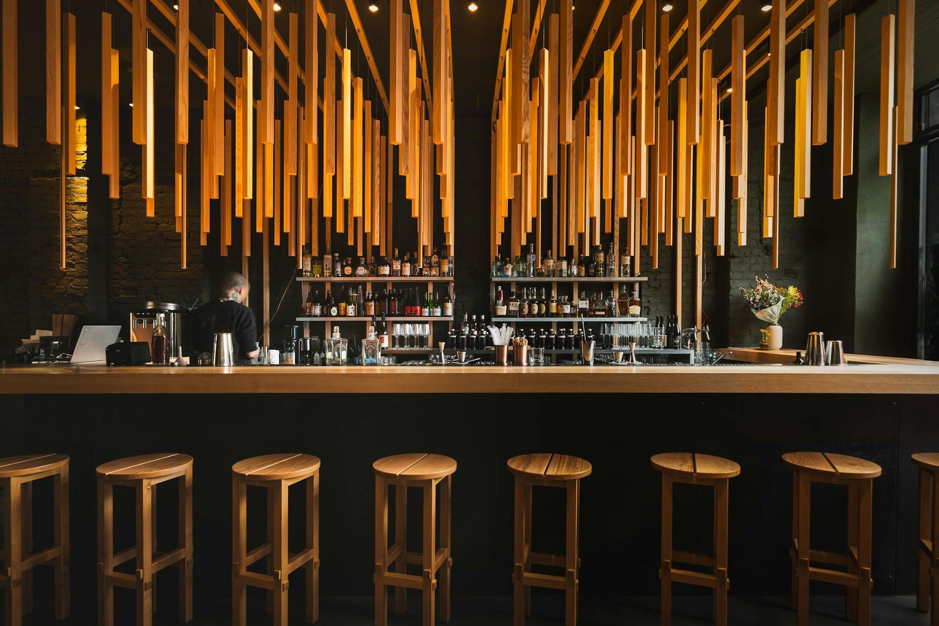 Sieht gut aus: Helles Holz und dunkle Wände bestimmen den Stil der Rei-Bar in Kreuzberg.