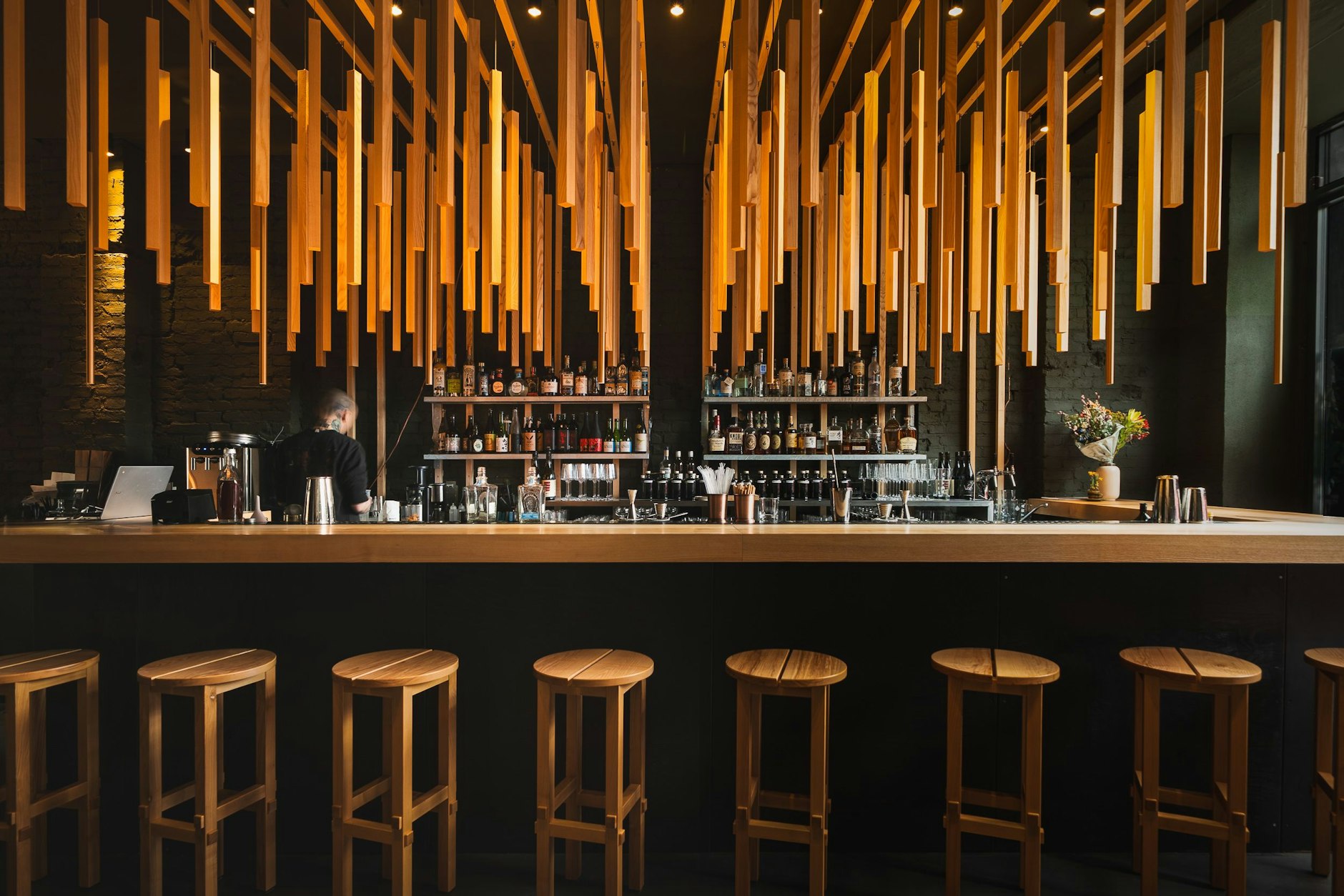 Sieht gut aus: Helles Holz und dunkle Wände bestimmen den Stil der Rei-Bar in Kreuzberg.