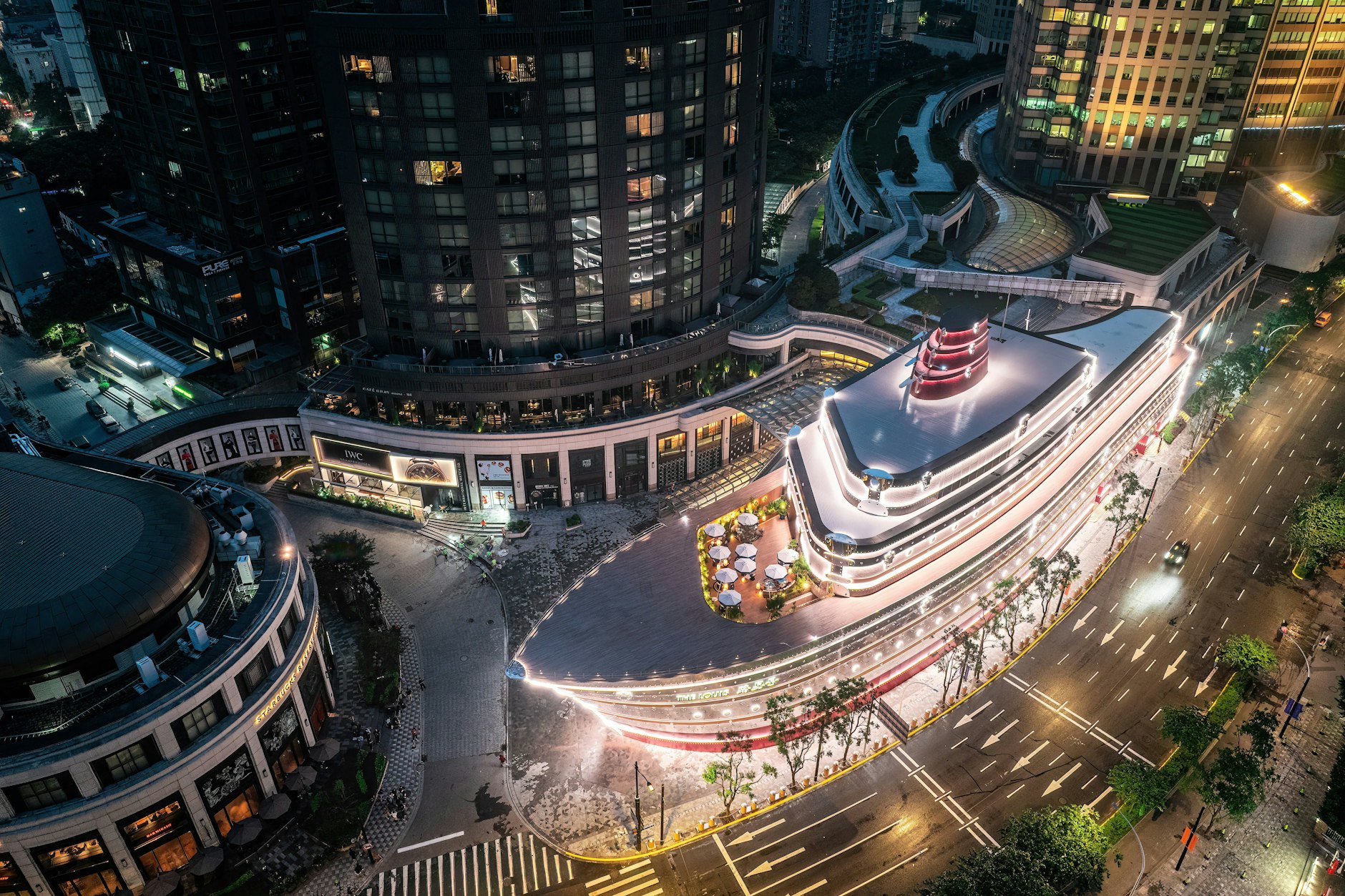 Ein Schiff wird kommen: The Louis fügt sich geschmeidig in die Straßen unter Wolkenkratzern ein.