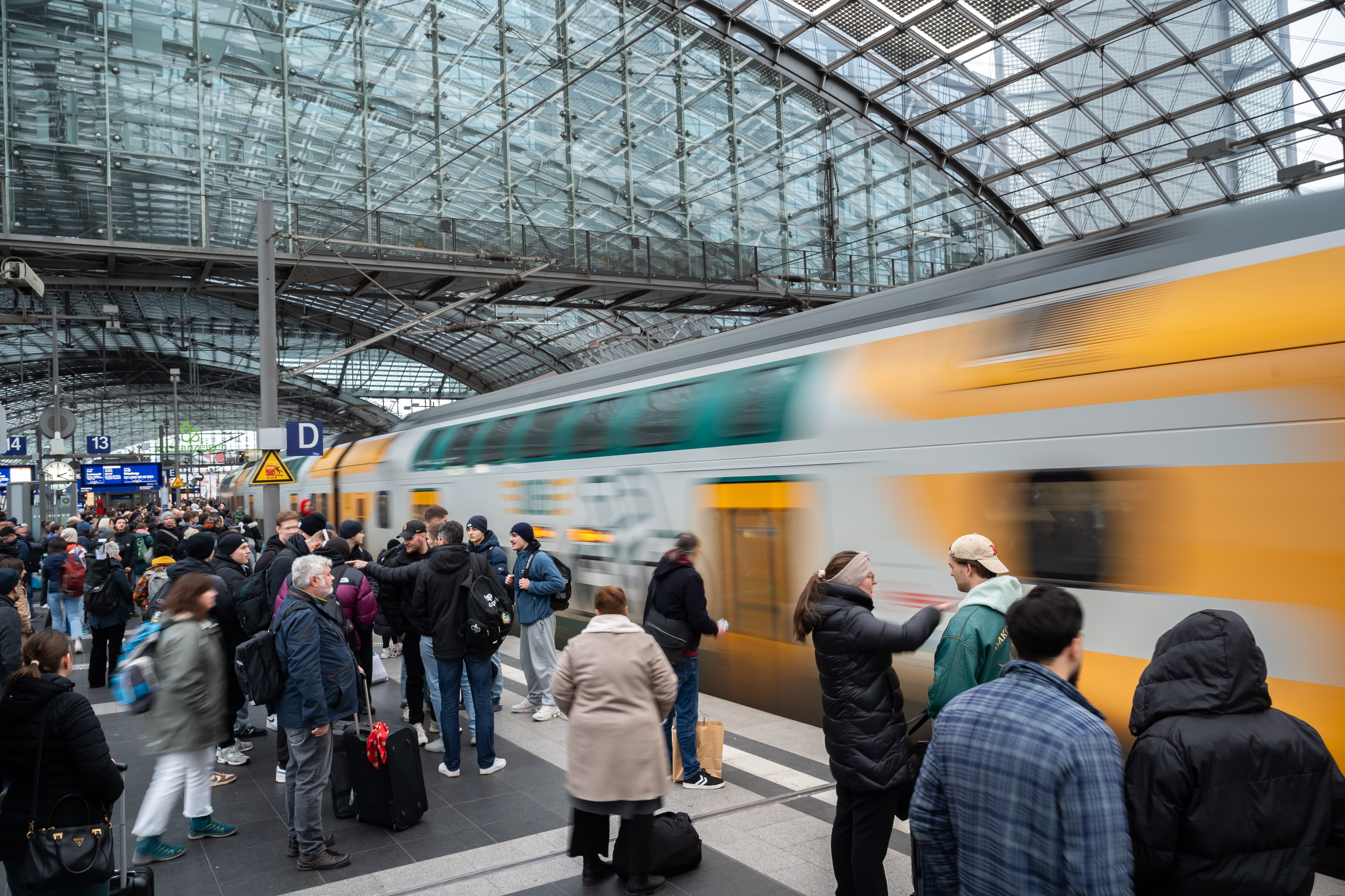 Mann mit Machete und Schreckschusswaffe am Berliner Hauptbahnhof festgenommen