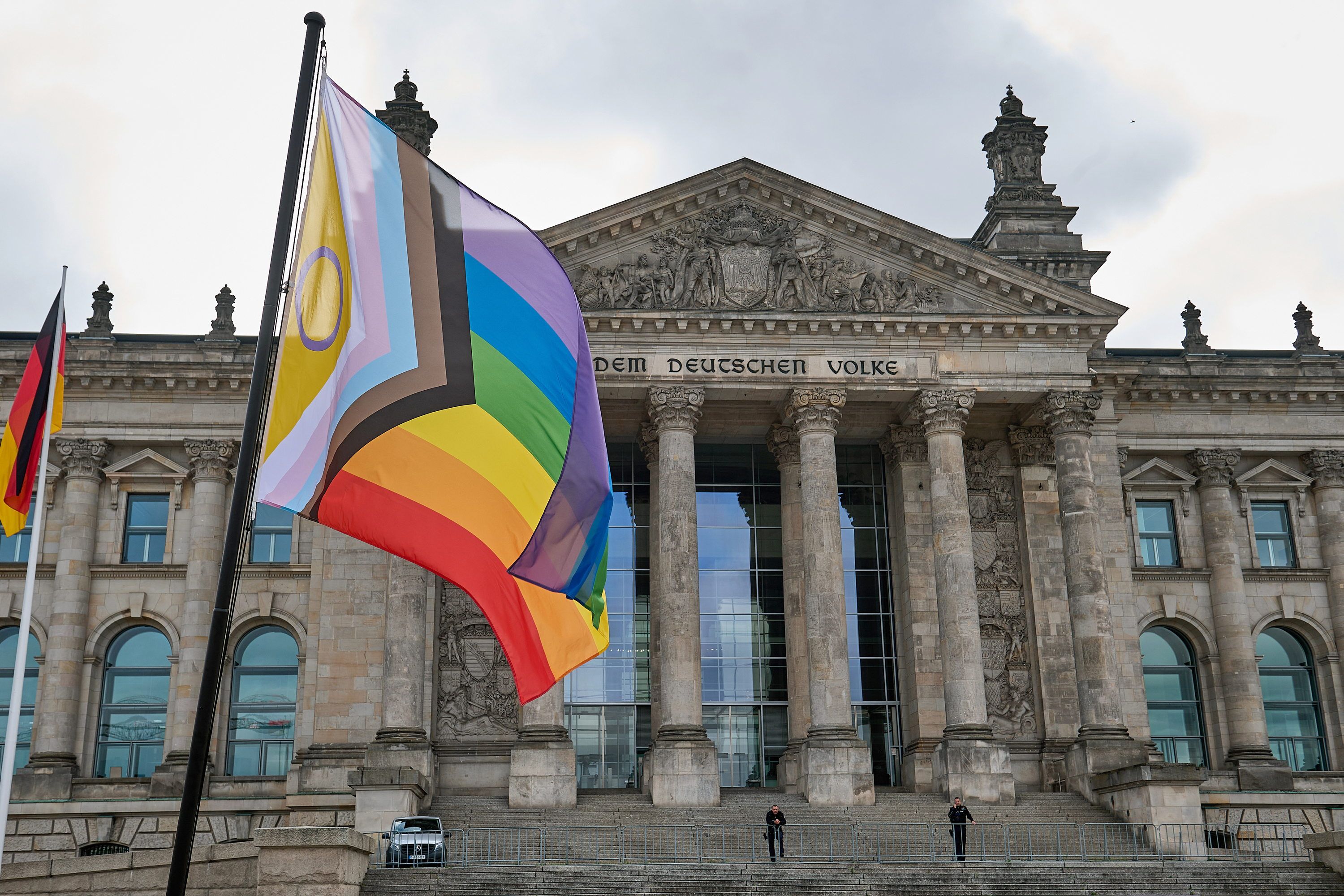 Regenbogenflagge im Bundestag: Abgeordnete müssen Fahnen entfernen, Bundestags-Polizei gerufen